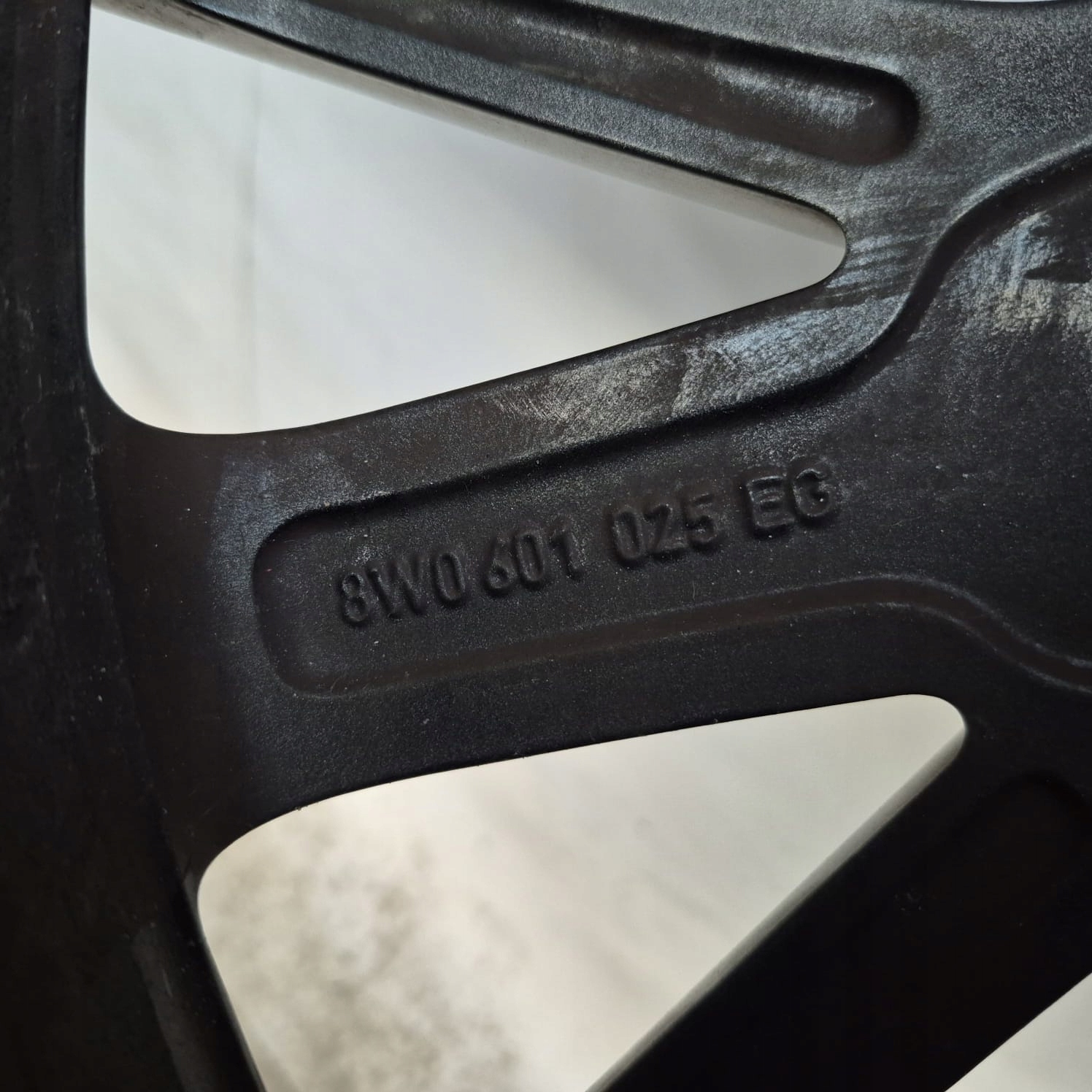 AUDI RS 8W0601025EG 9JX20H2-N ET34 20" disk hliníkový