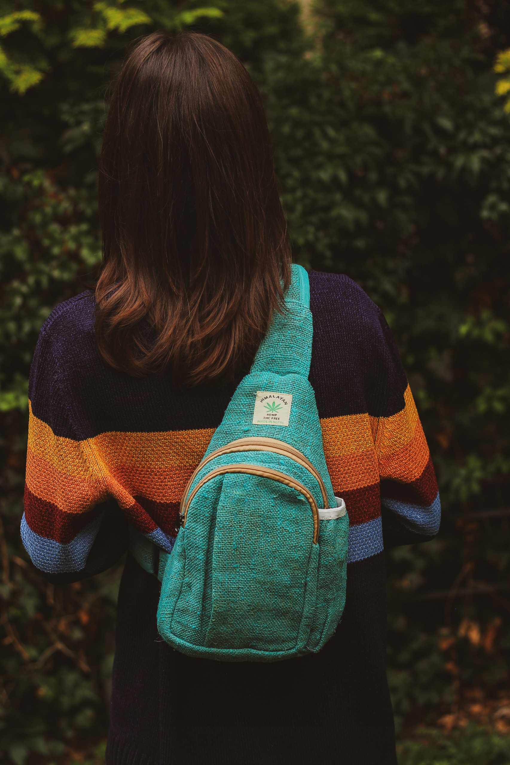 Tyrkysový trojúhelníkový batoh z konopí Himalayan Hemp mini přes rameno sling bag