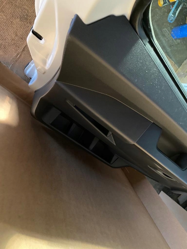 RENAULT TRAFIC III VIVARO door left front OV369 window moulding lock handle