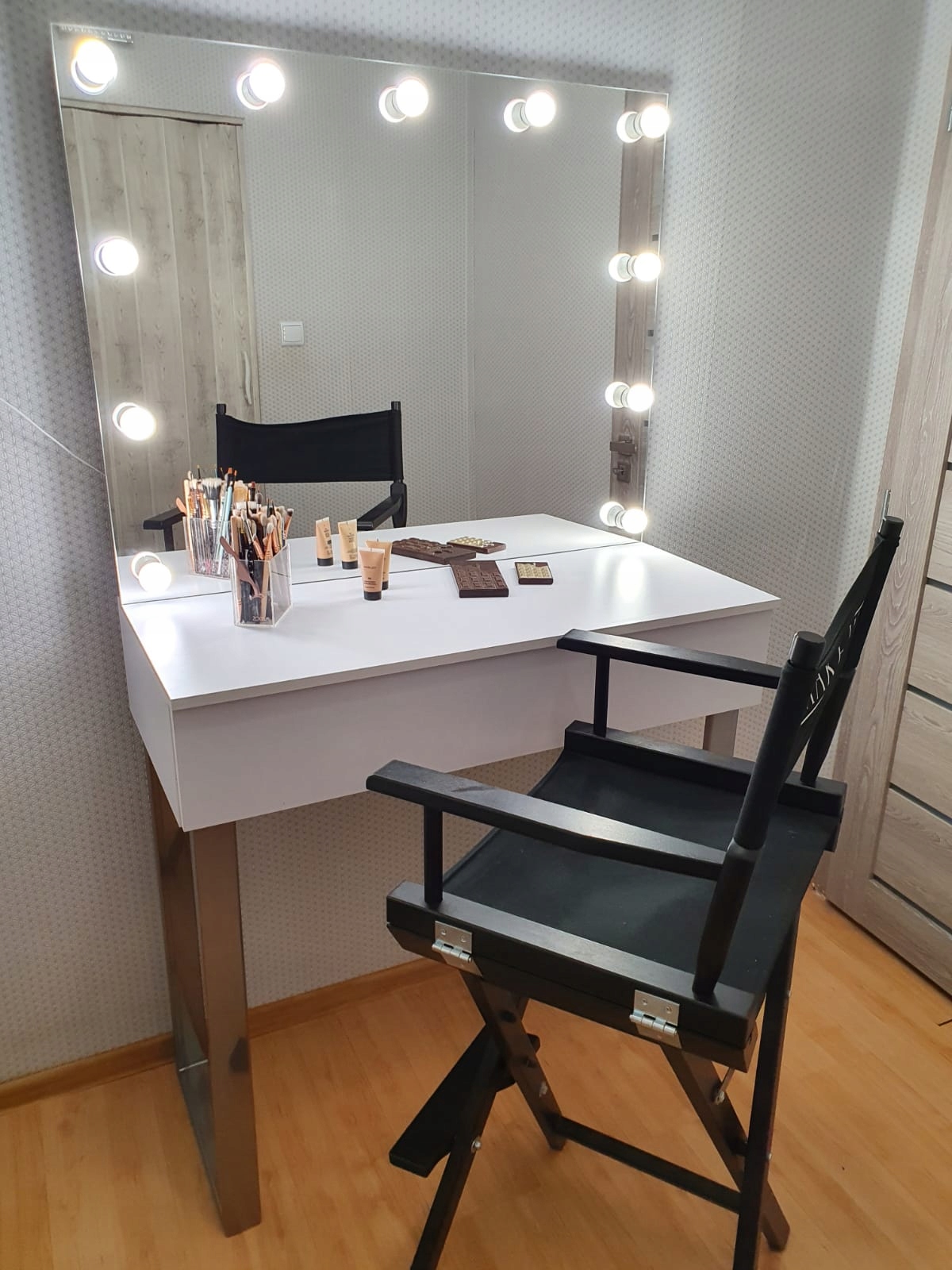 Toaletní stolek Ami 100 Silver chromové nohy pro líčení, líčení, vizáž
