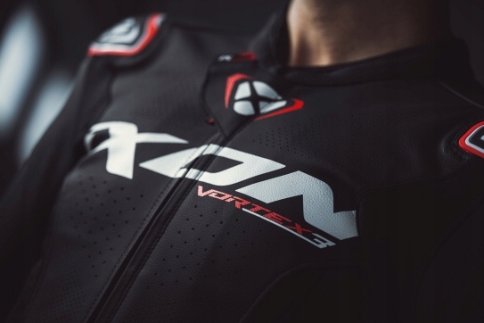 IXON SKÓRZANA KURTKA MOTOCYKLOWA VORTEX 3 WHITE/BLACK XL Cechy dodatkowe ochraniacze