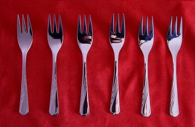 AMBITION SZTUĆCE 31 NAPOLI OBIADOWE 24 + 7 ZESTAW CIASTA ŁOPATKA WIDELCZYKI Liczba elementów w zestawie 31