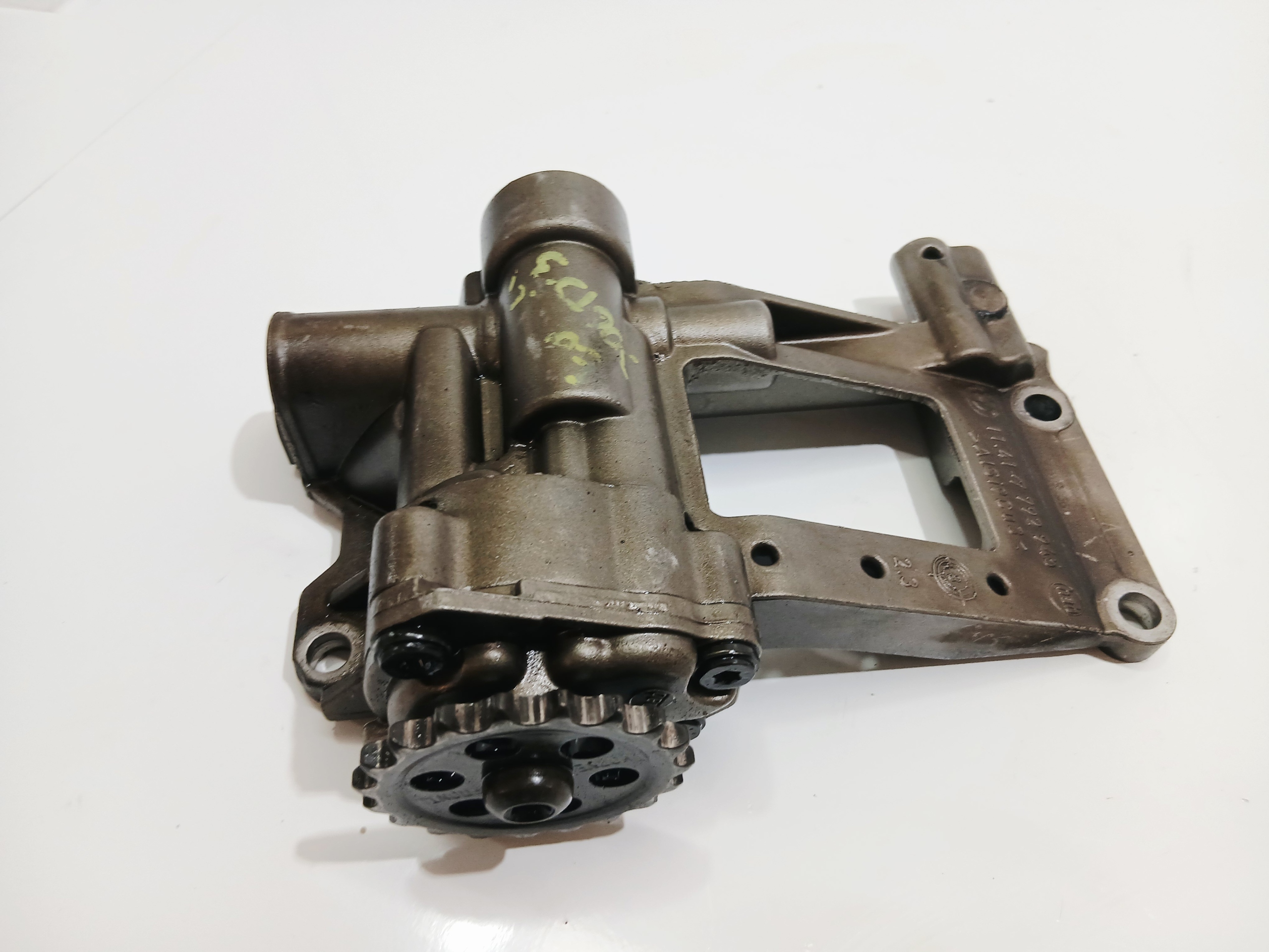 pompe huile moteur BMW E60 3.0 D 7792945 OE
