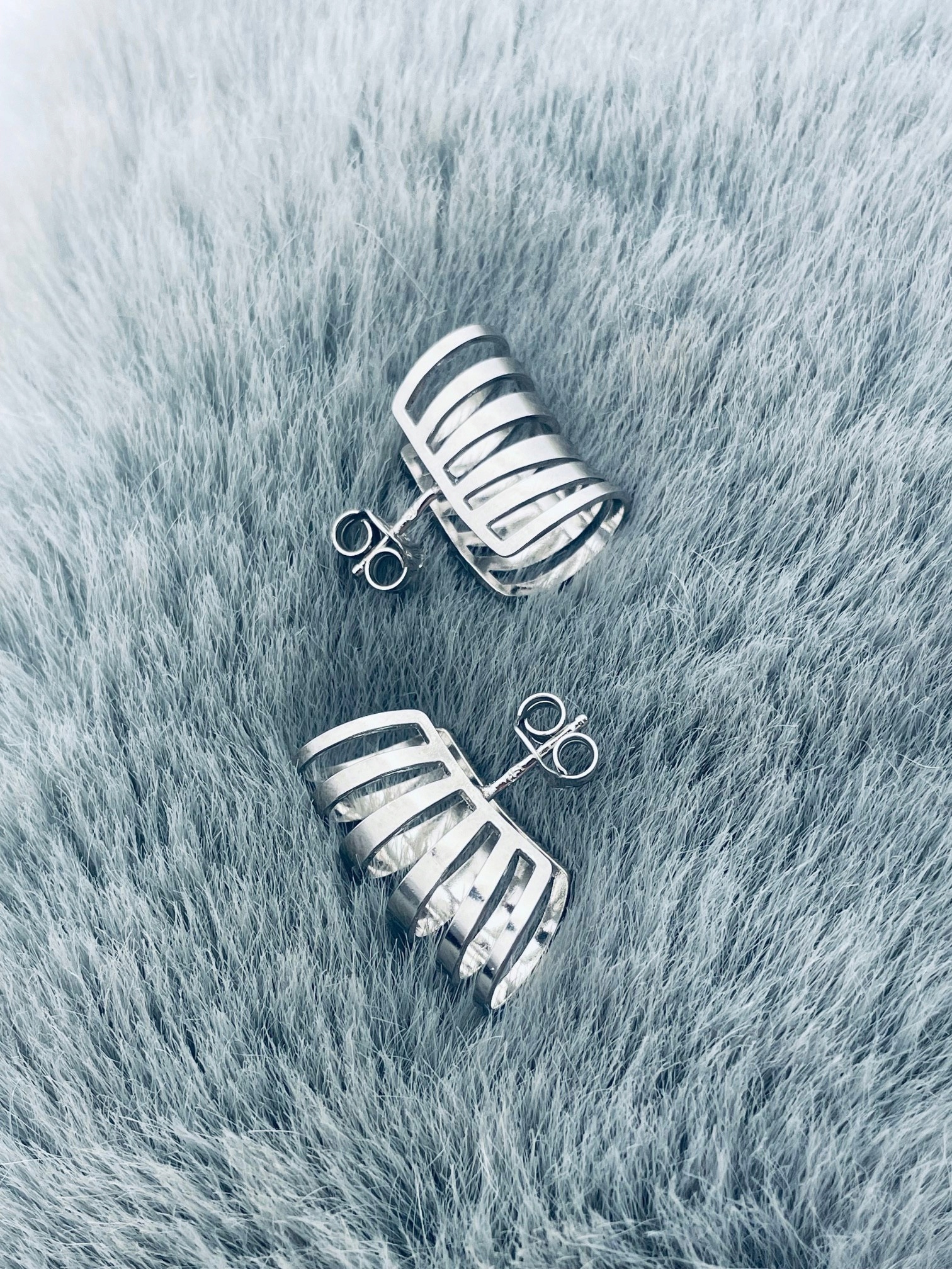 Stříbrné náušnice s asymetrickými náušníky