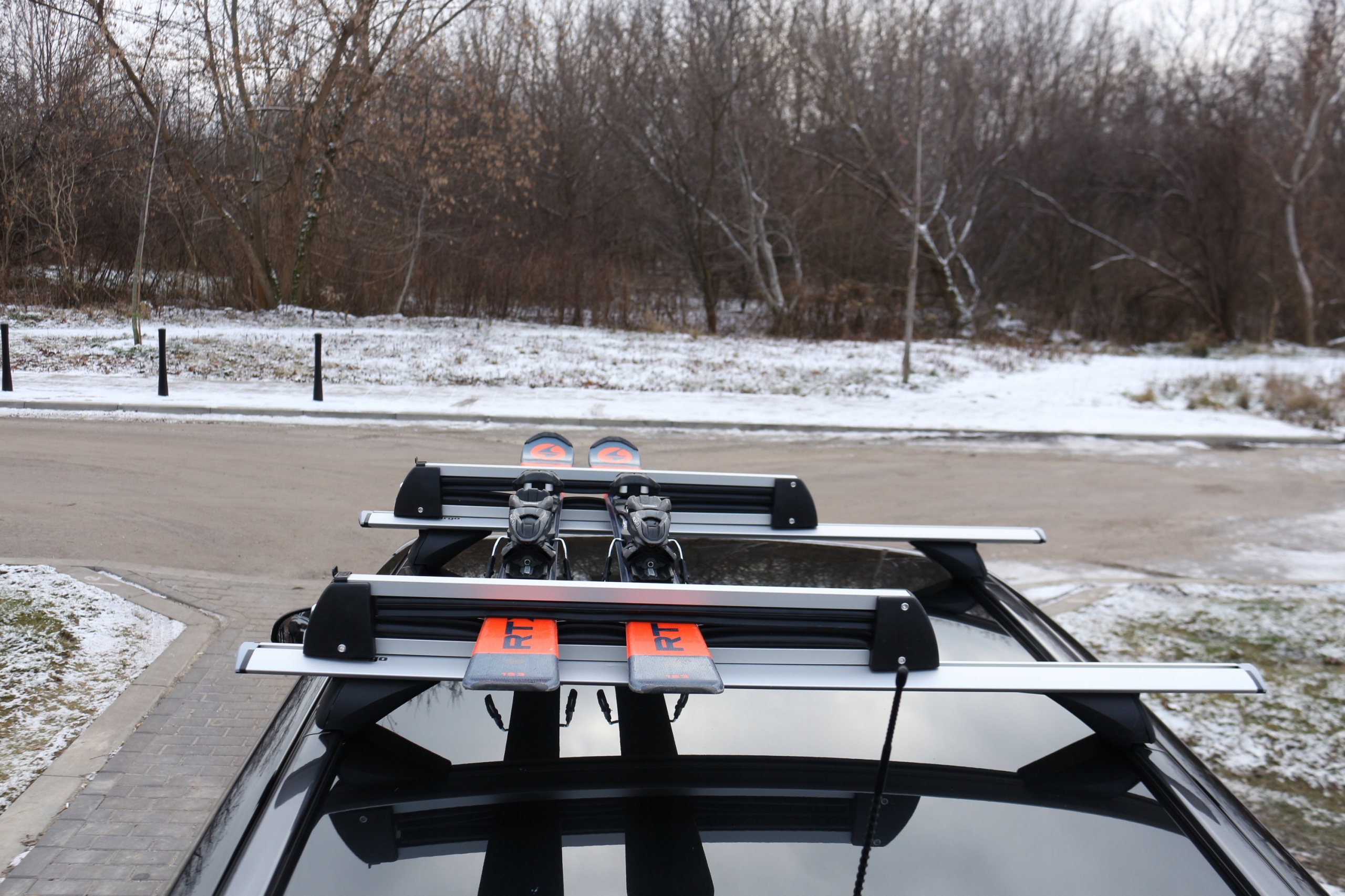 UCHWYT BAGAŻNIK NARCIARSKI NA 3 PARY NART 2 DESKI SNOWBOARDOWE AMOS SREBRNY Model Ski Lock 3