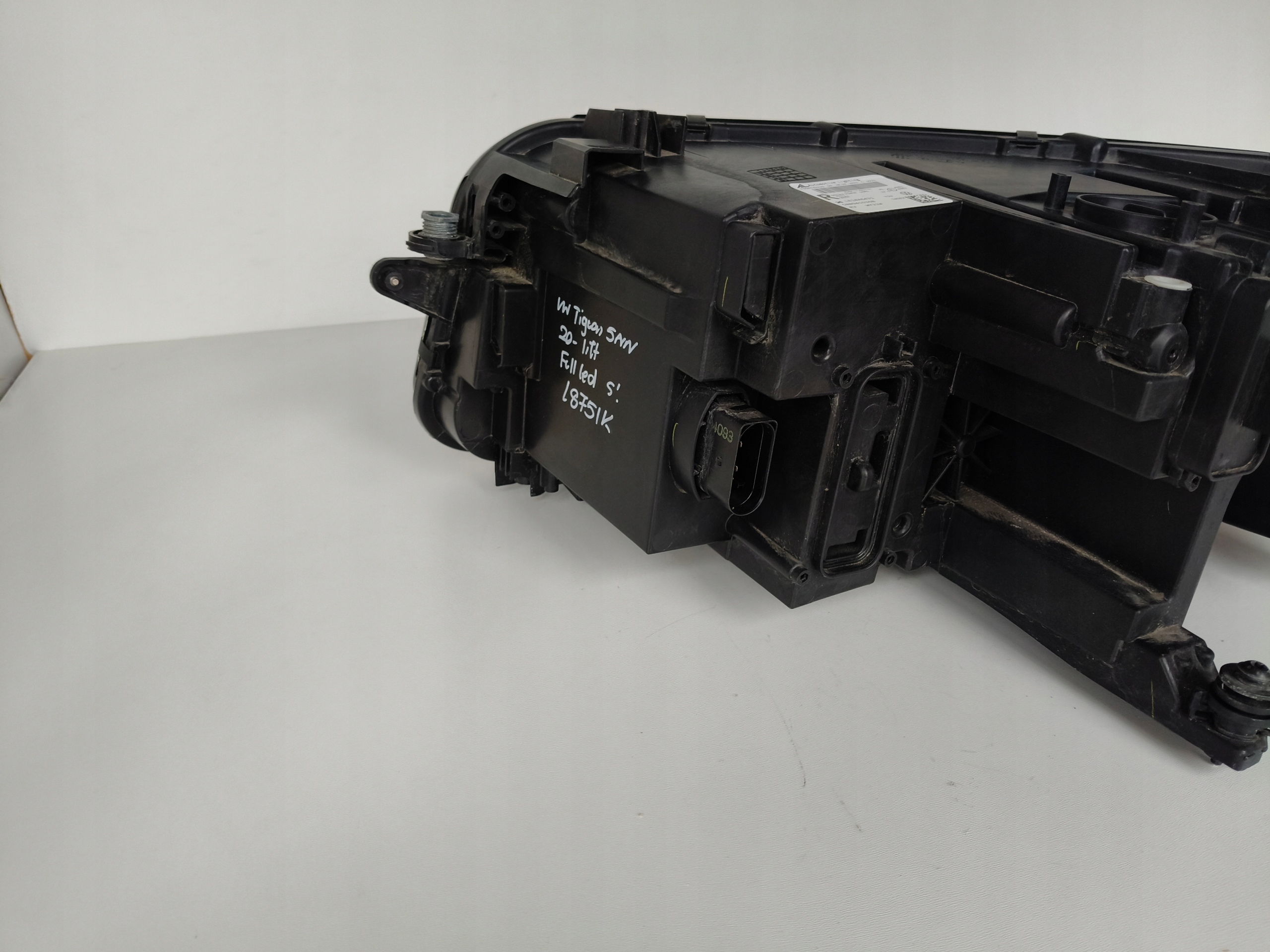 light right REFLEKTOR VW TIGUAN 5NN ALLSPACE 20- LIFT FULL LED