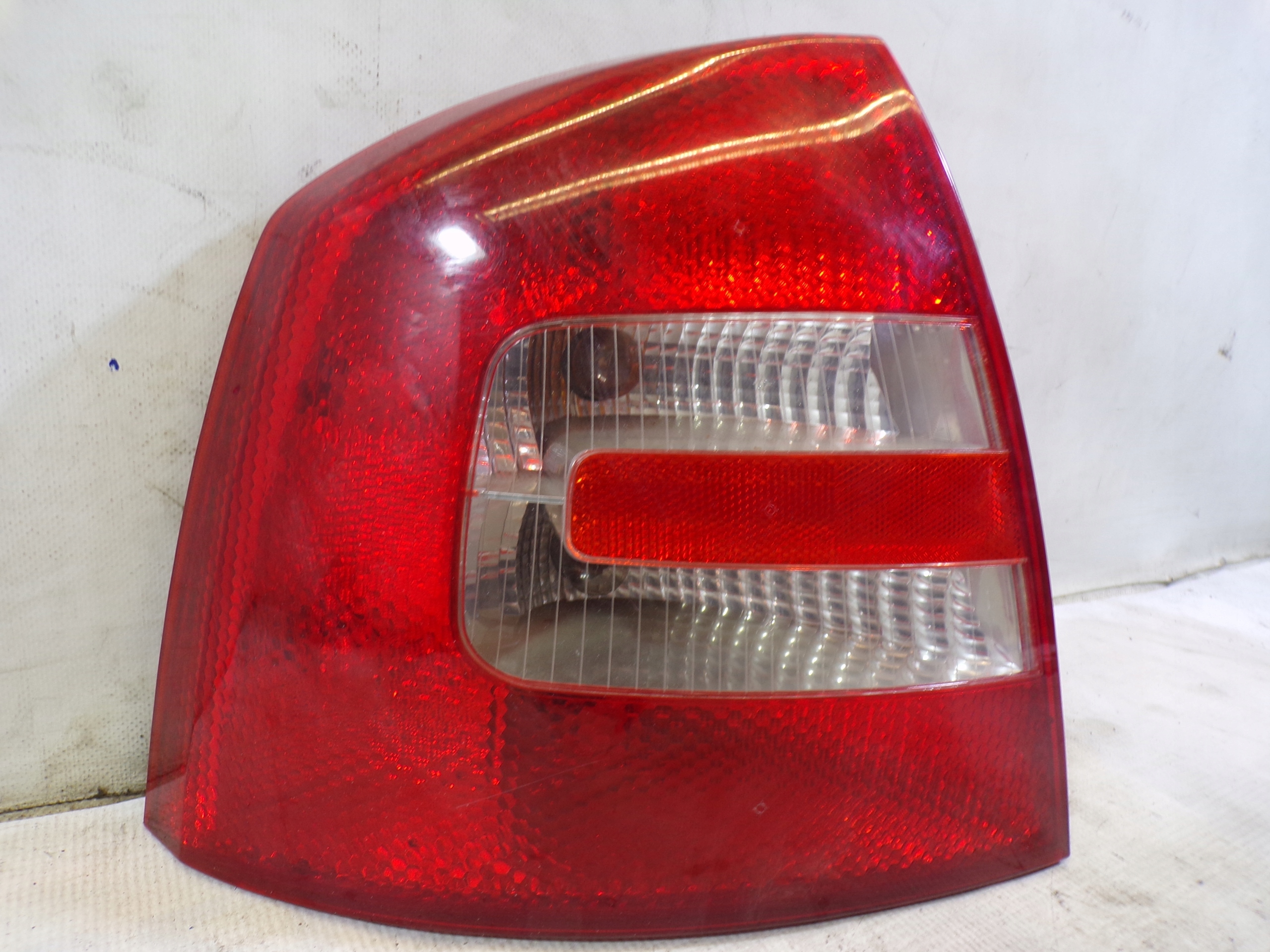 light rear rear part left SKODA OCTAVIA 2 II HB (3)