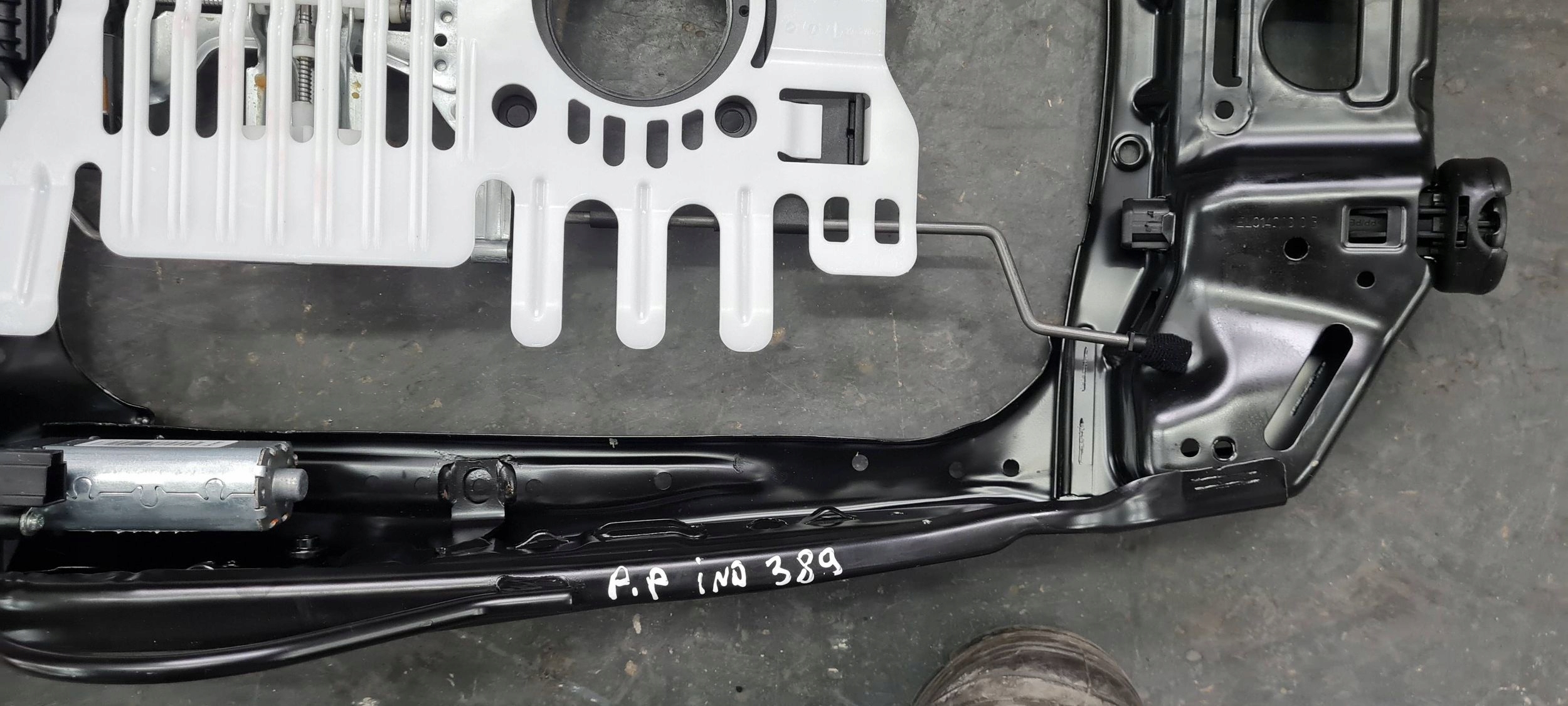 A4 B9 8W support OPARCJE seat right front 8W0881046AT A5 8W