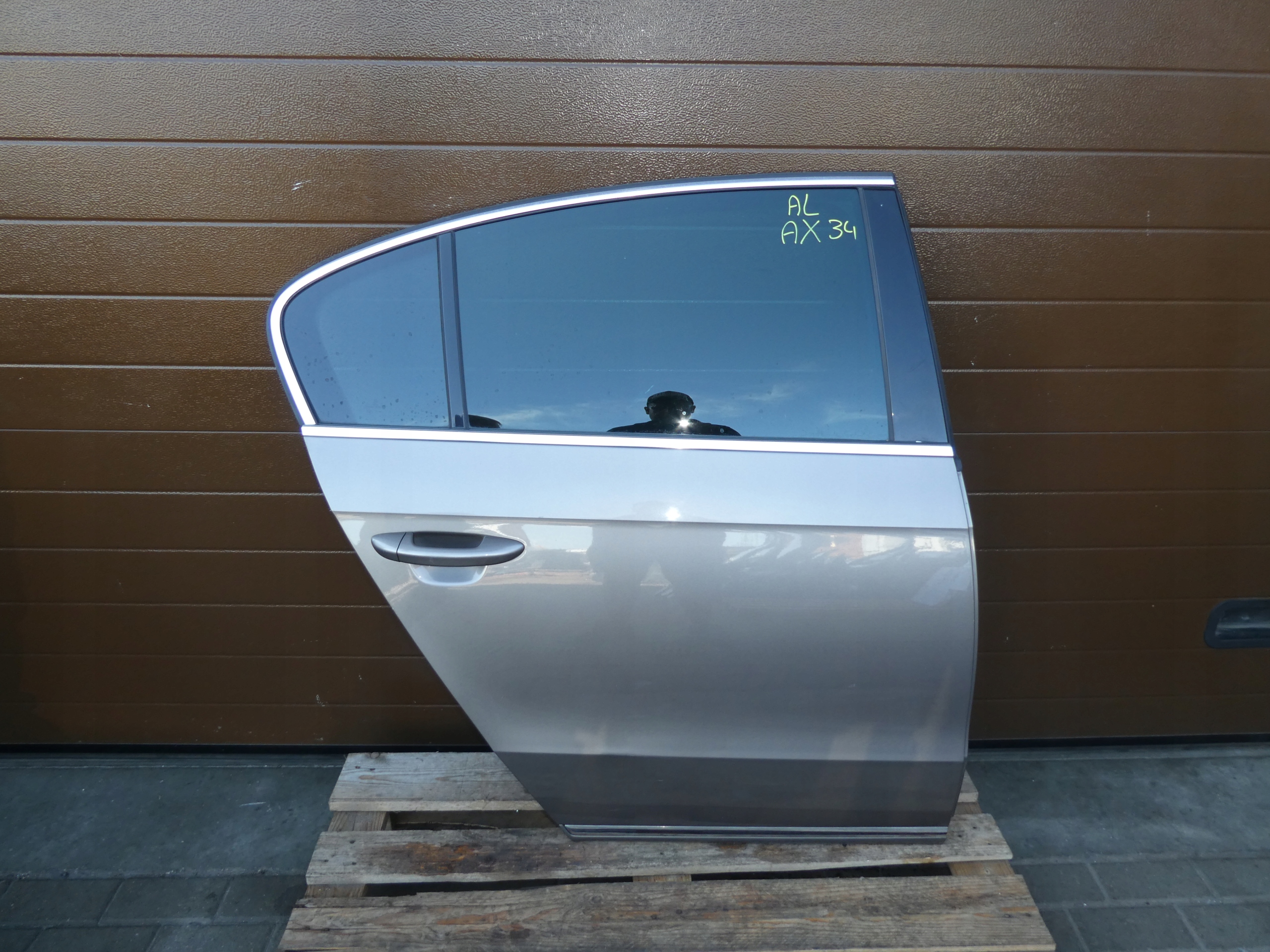 VW PASSAT B7 sedan door right rear part rear. complete