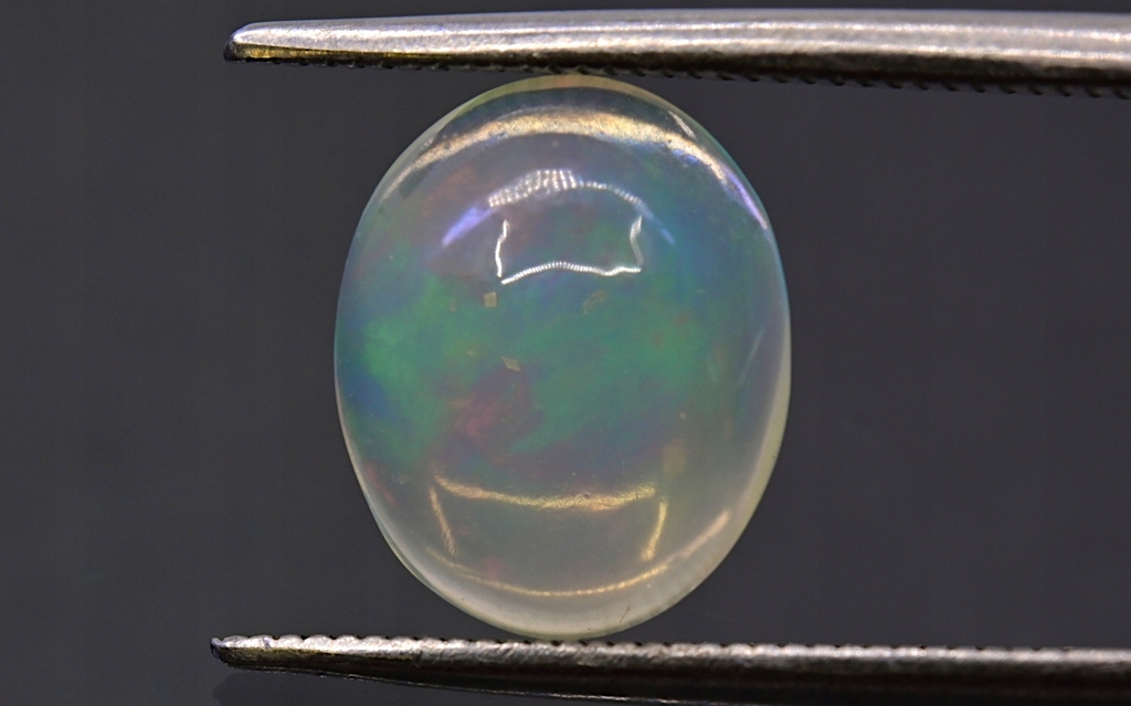 Opál z Etiopie kabošon ovál 10x8 mm