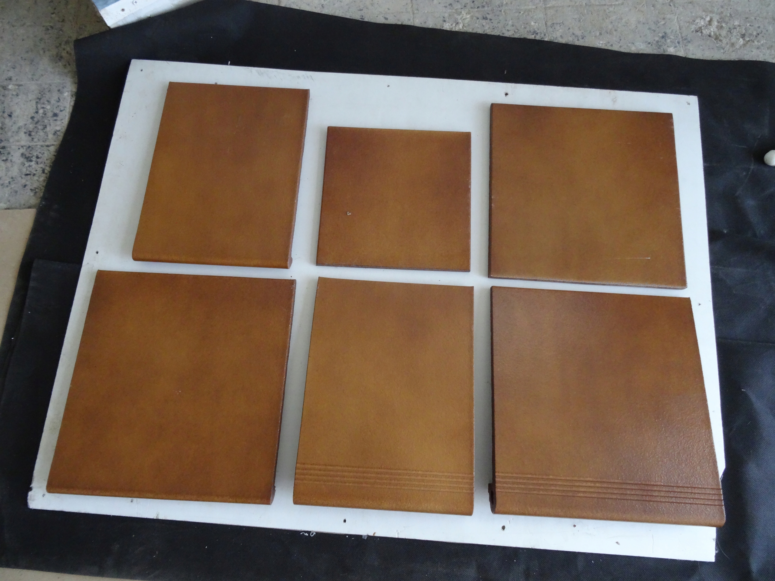 SCHODY ZEWNĘTRZNE Z ROWKAMI STOPNICE OD RĘKI BRĄZ KLINKIER HISZPAŃSKI BIZ Wykończenie matowe