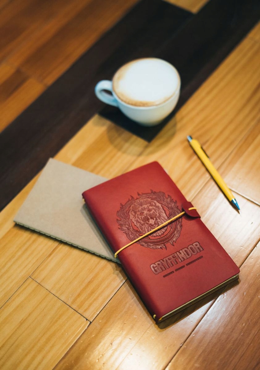 Notes skóra A6 Harry Potter Gryffindor 80k czystych i w kropkowaną linie Okładka miękka