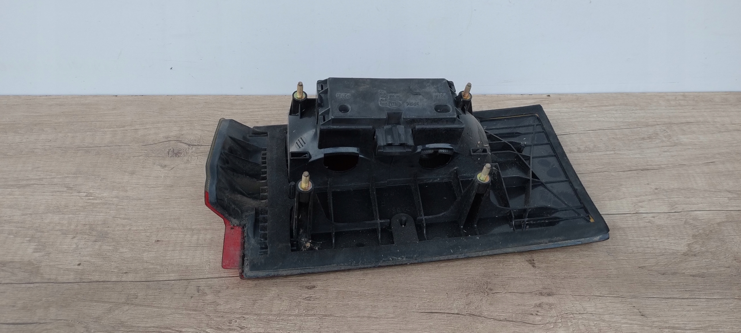 SEAT TOLEDO 1 right light to the bonnet rear part CIEMNA
