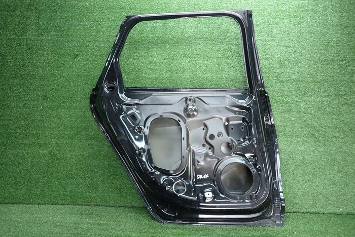 AUDI A6 C8 KOMBI 18- door left rear. rear part