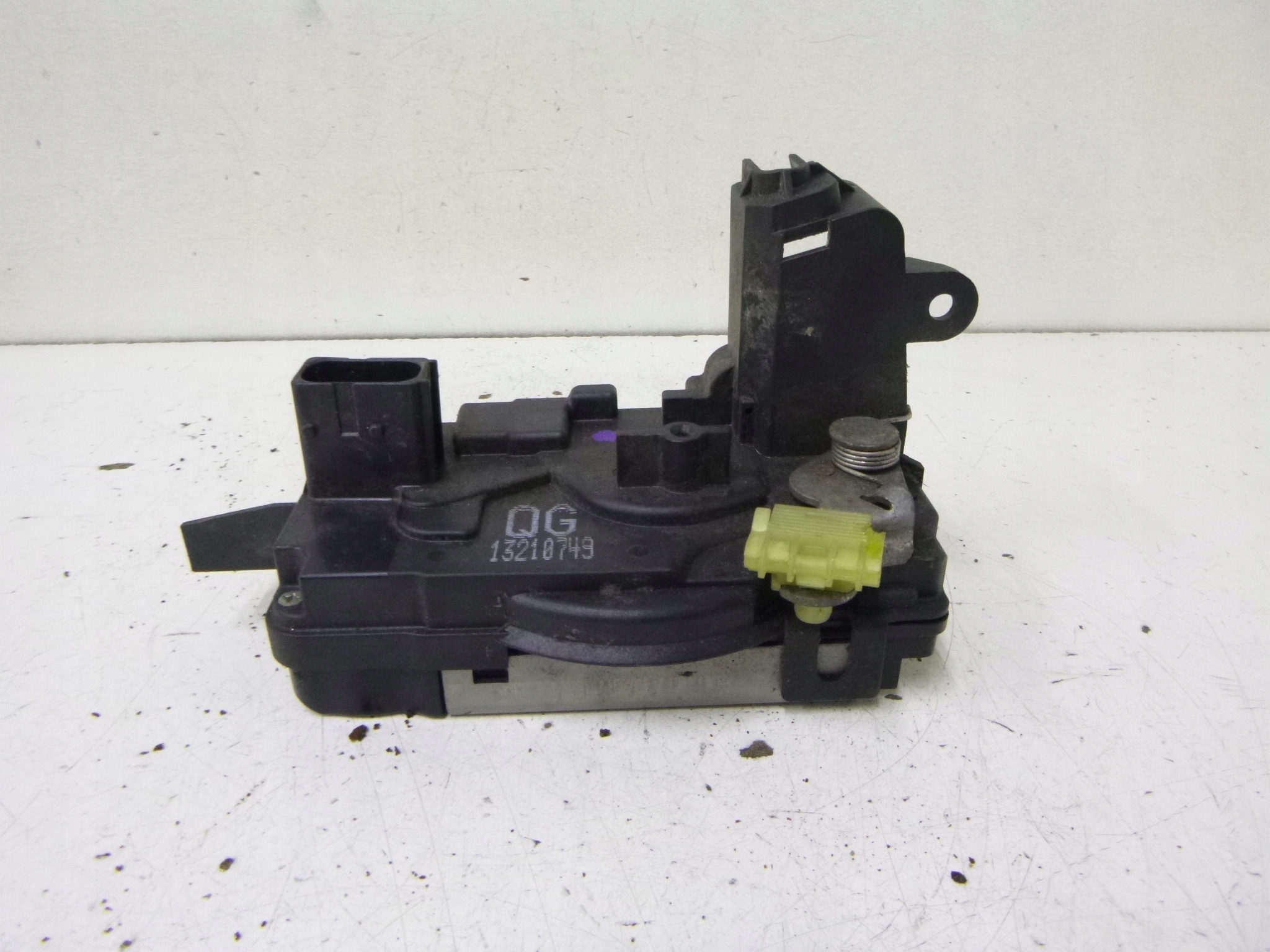 lock door front right Opel Astra H 3D QG13210749