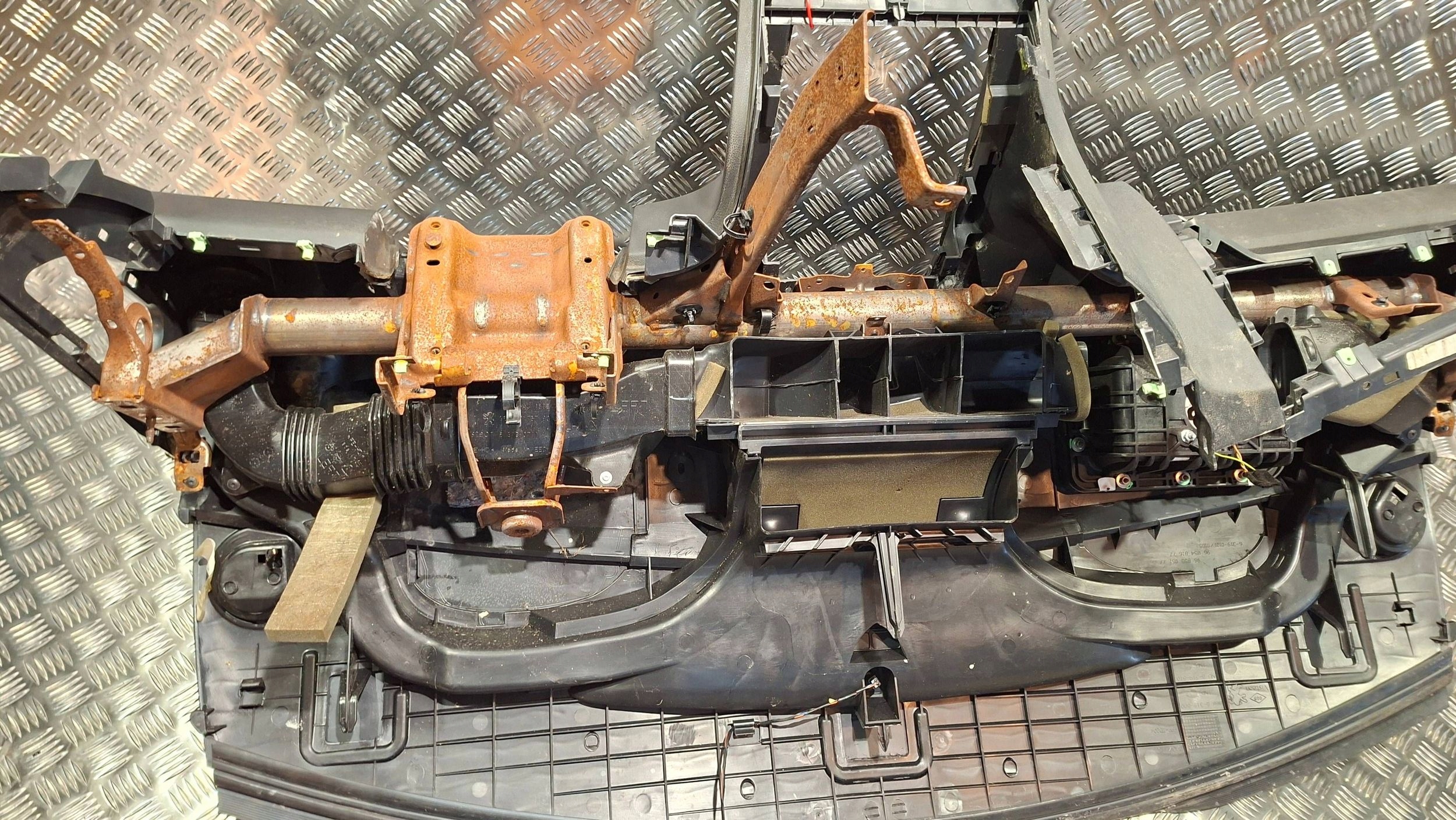 торпеда консоль peugeot 3008 и 2009-