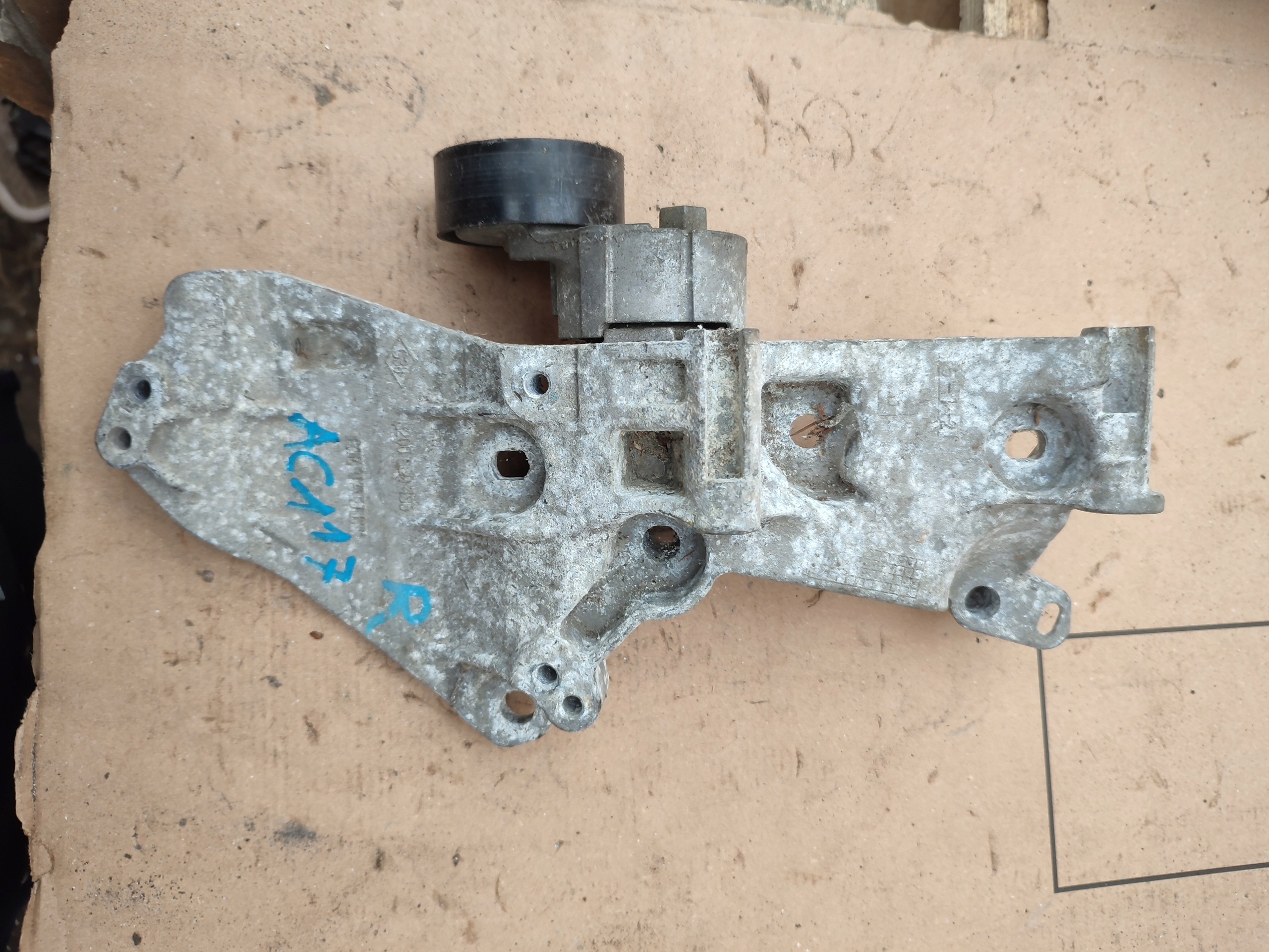 support holder alternator RENAULT TWINGO II 8200689495