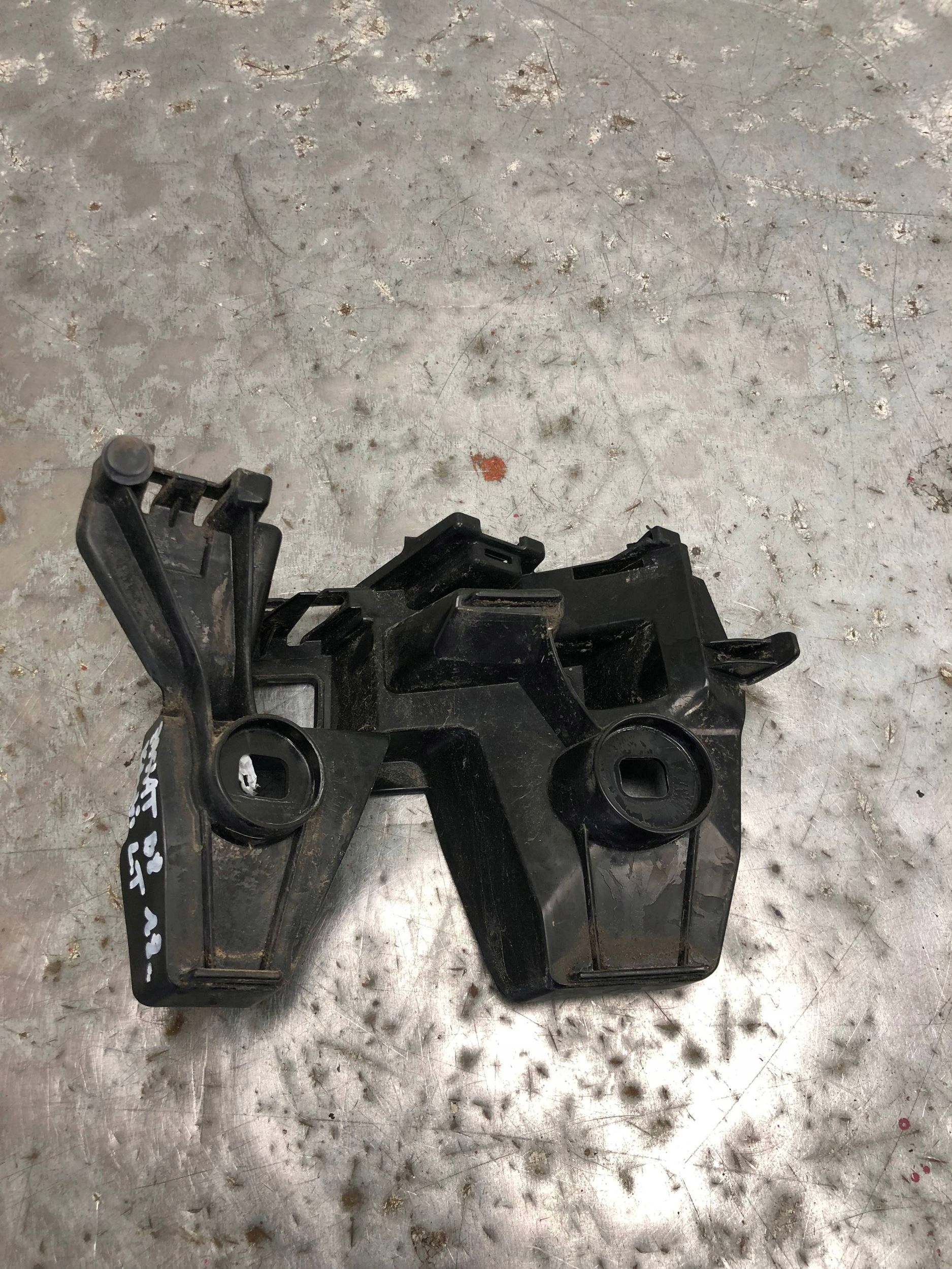 bumper bracket left rear part VW PASSAT B8 KOMBI 3G9807483A