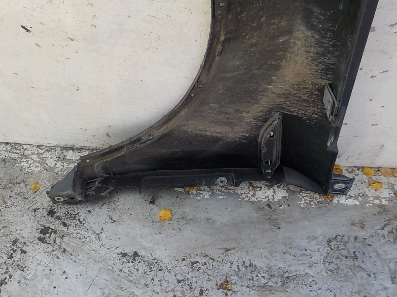 933 FORD KUGA and fender right front front