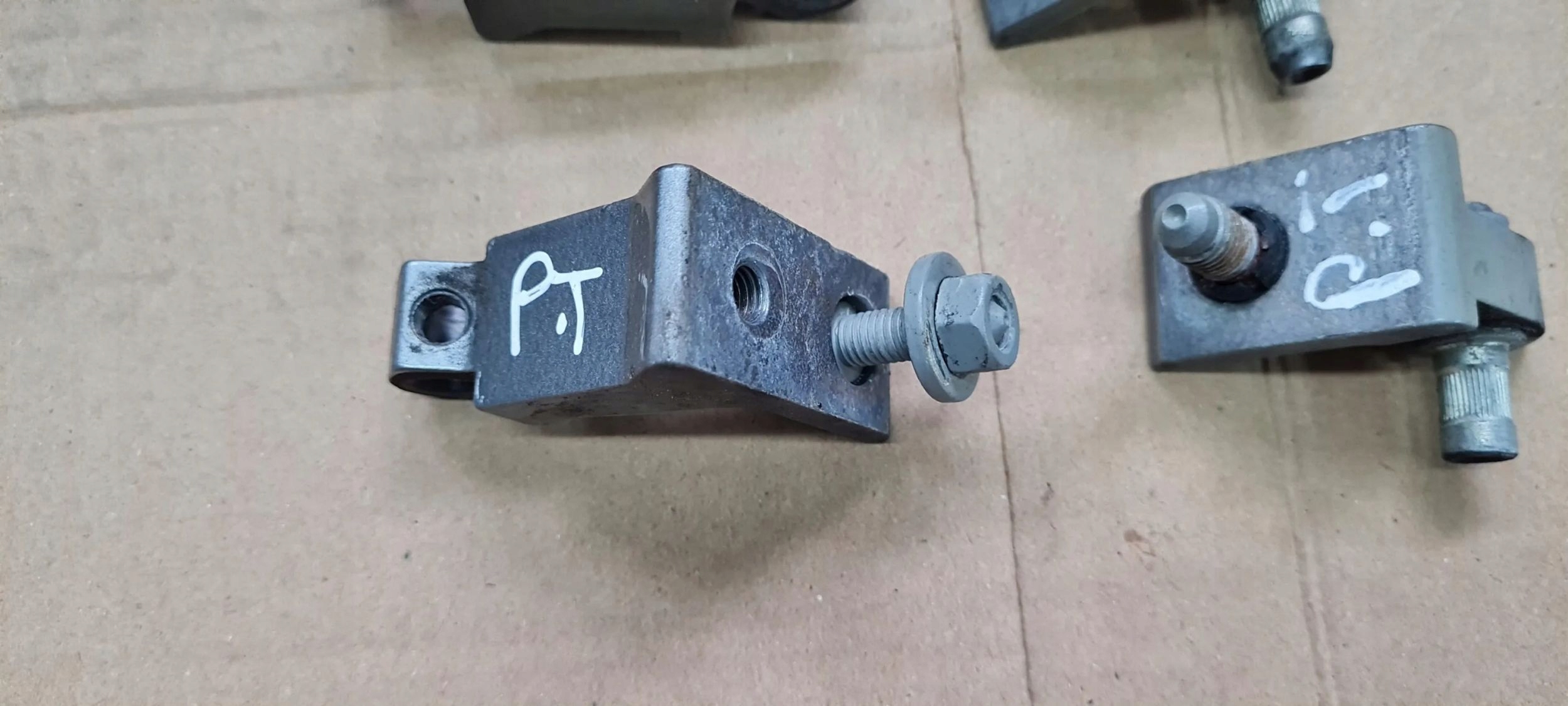 A7 4G hinge hinges door right right rear part rear. KOMPLET LY7G