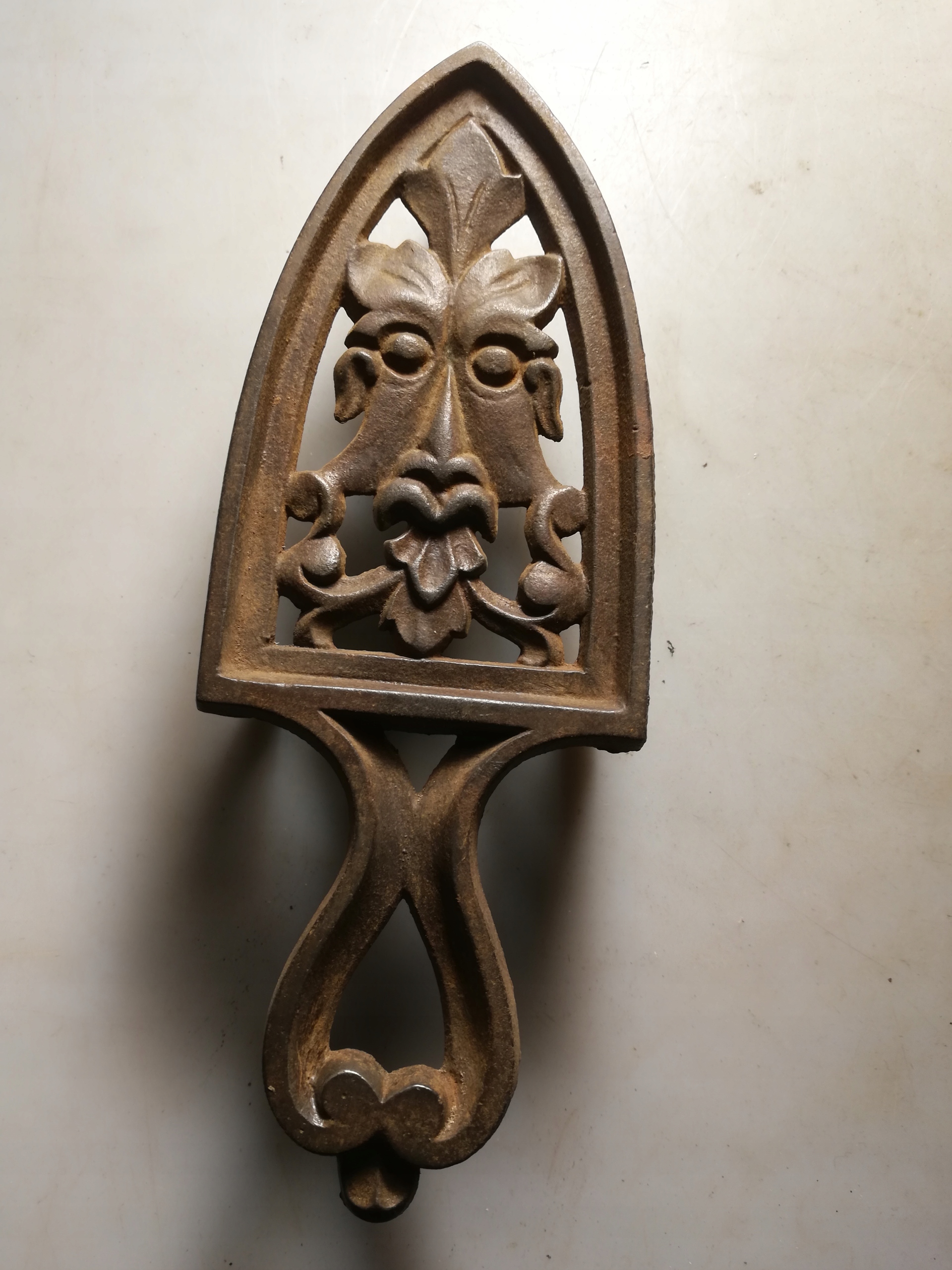 STARA MAŁA PODSTAWKA POD ŻELAZKO - MASZKARON