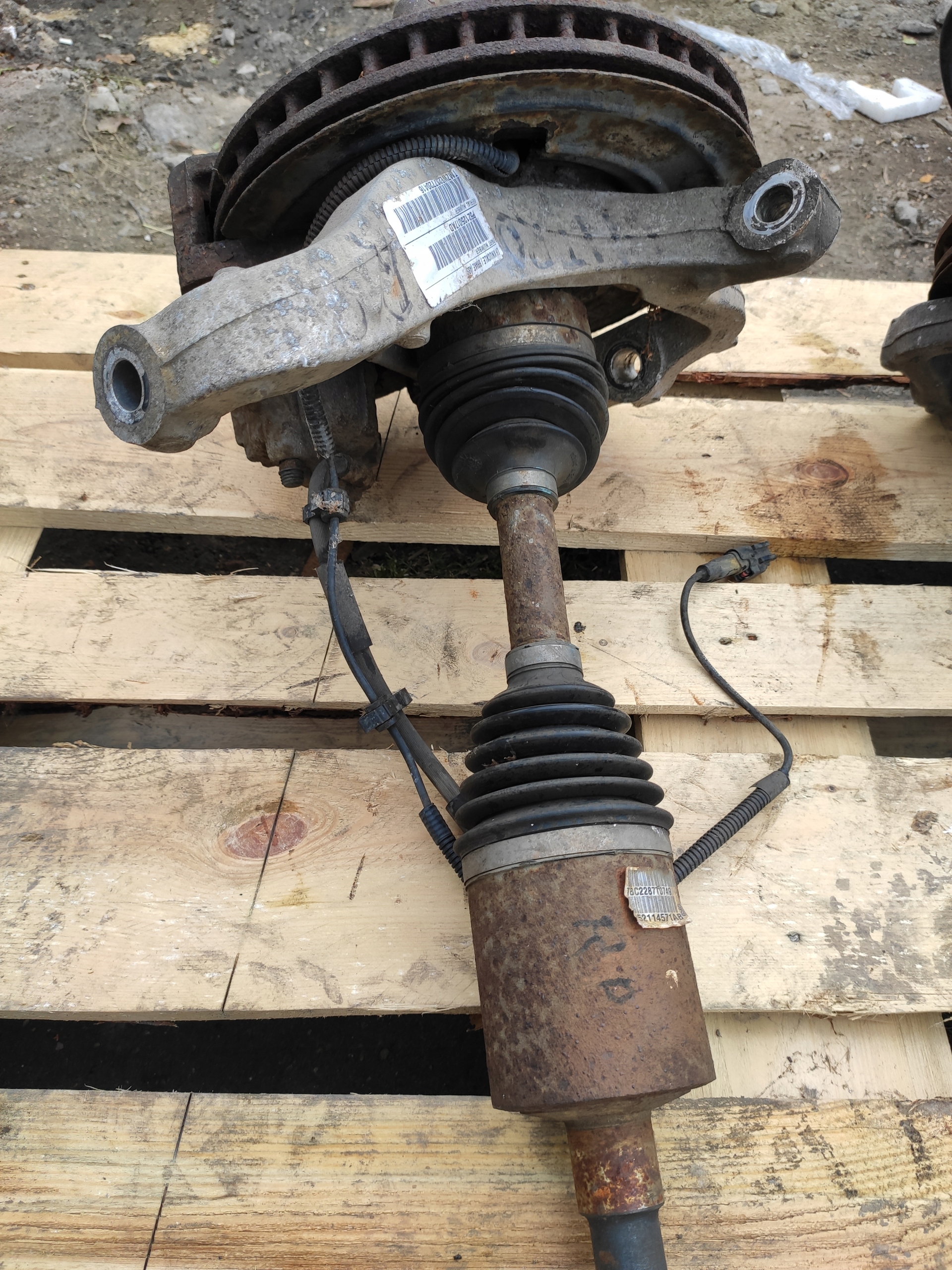 CHEROKEE LIBERTY KK 2.8 07-12r. поворотный кулак, цапфа полуось диск суппорт перед