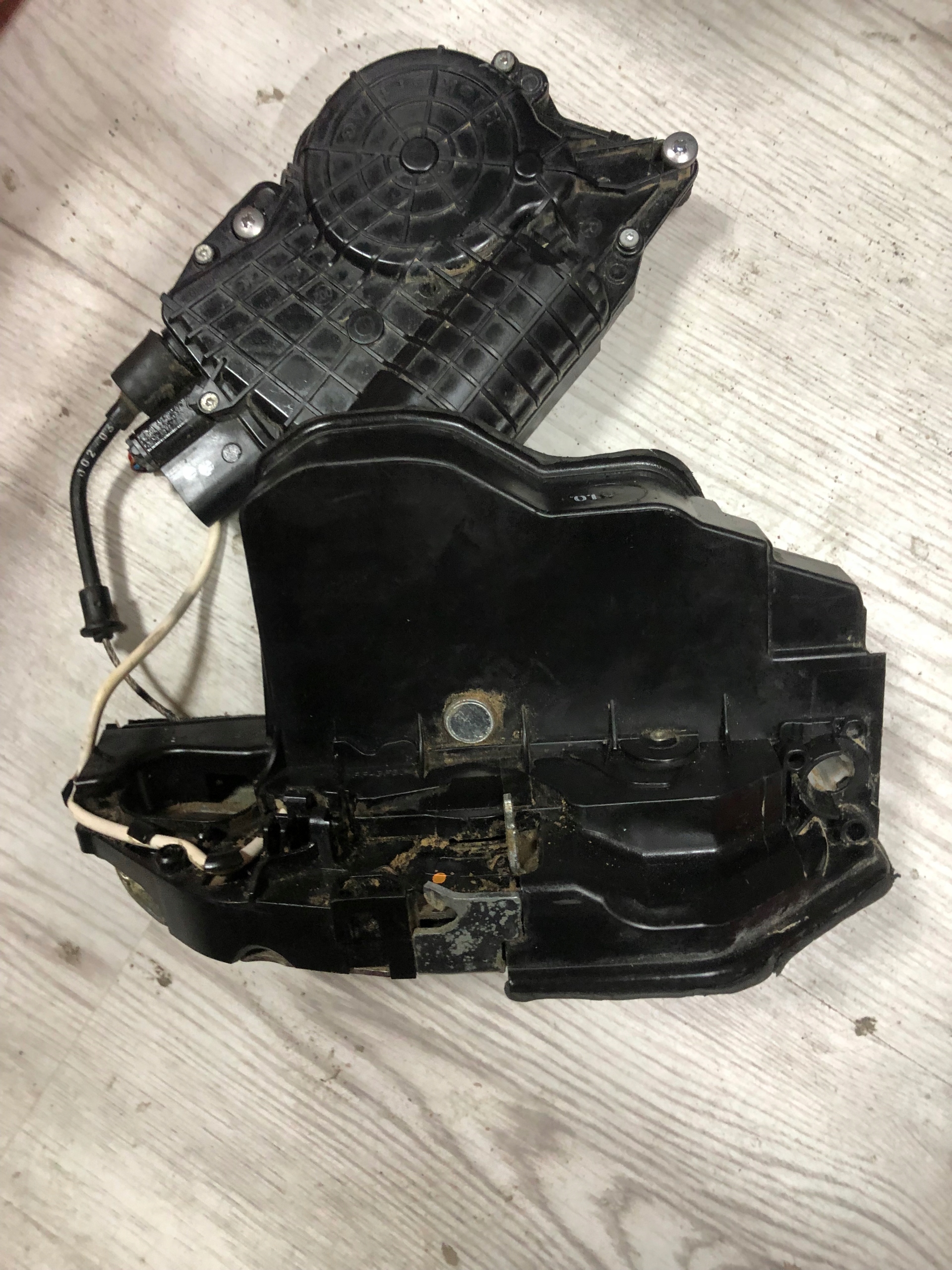 BMW F10 ZAMEK DRZWI LEWY PRZÓD PRZEDNI DOCIĄG 7185689 Producent części OEM