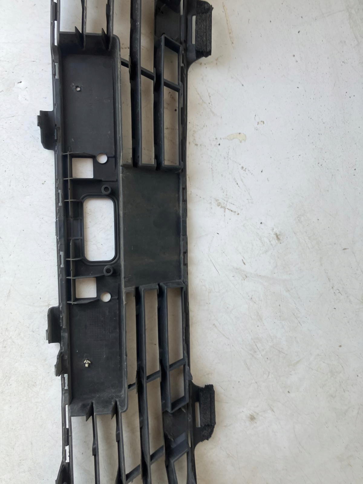 grid central of a bumper front RENAULT CLIO V 622546955R