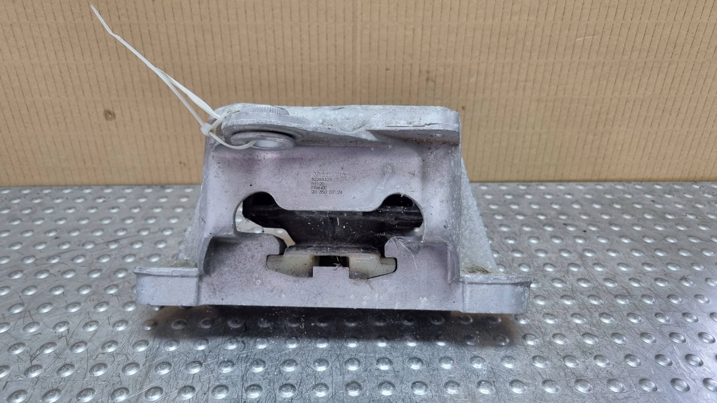 holder engine mount right 32298325 VOLVO XC40 II 1.5 2.0B HYBRYDA