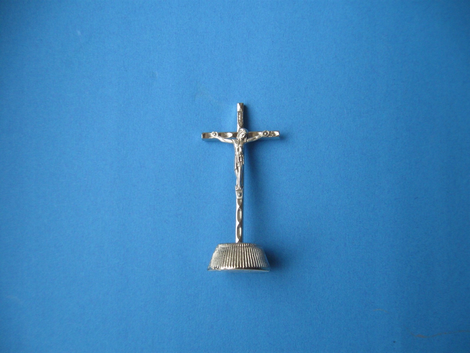 Figurka metalowa do samochodu krzyż
