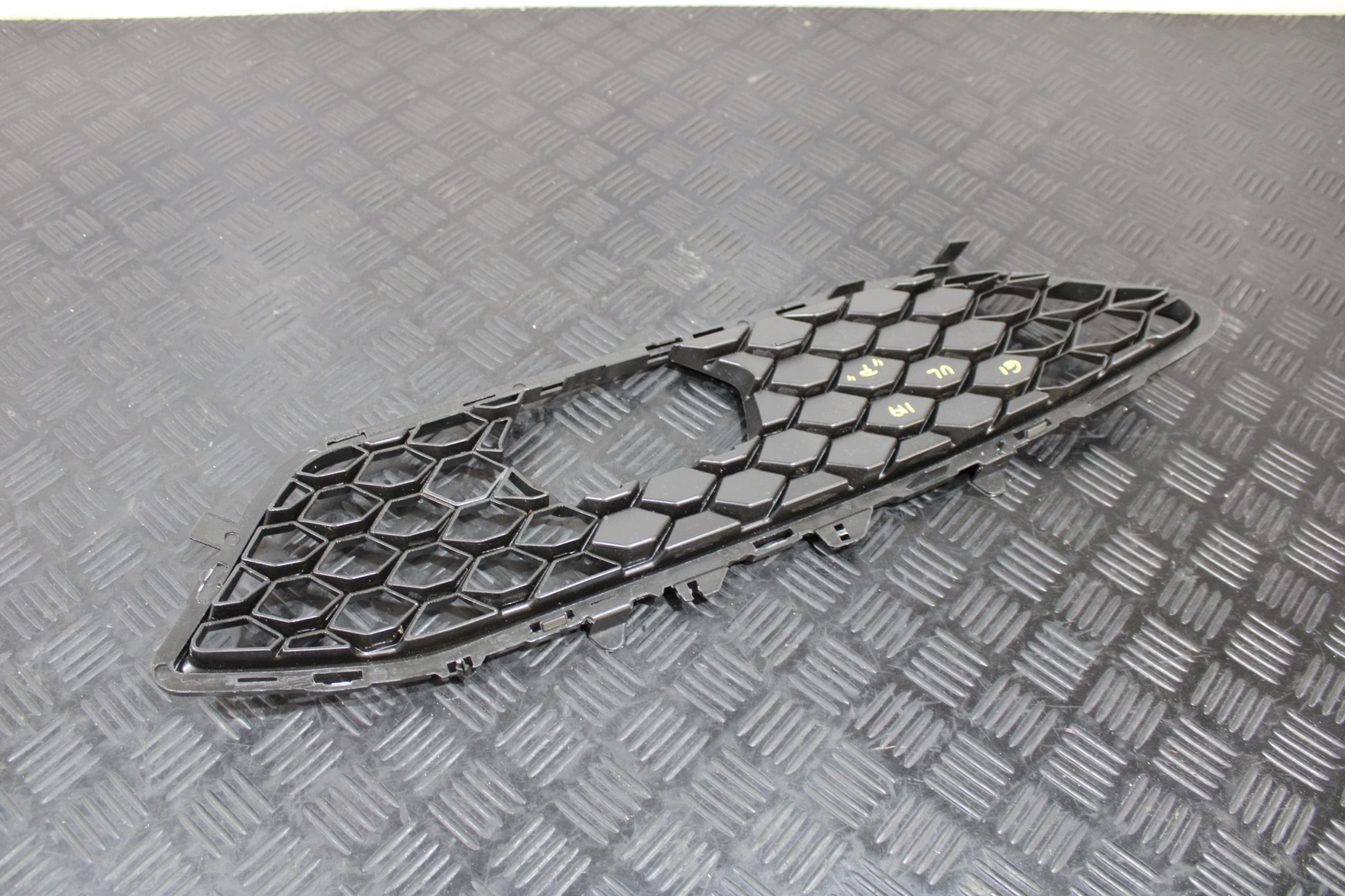 grid of a bumper right front 156107965 ALFA ROMEO GIULIA
