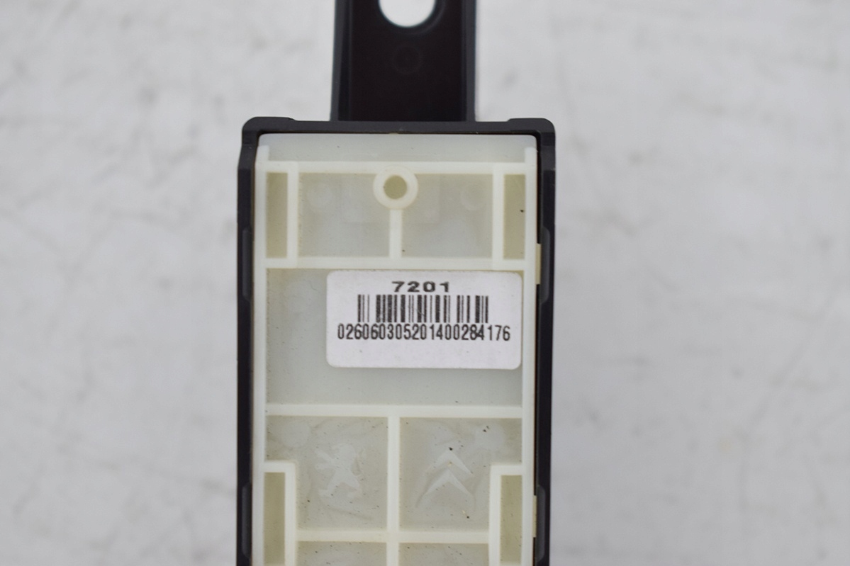 switch PANEL navigation devices PEUGEOT 208 and