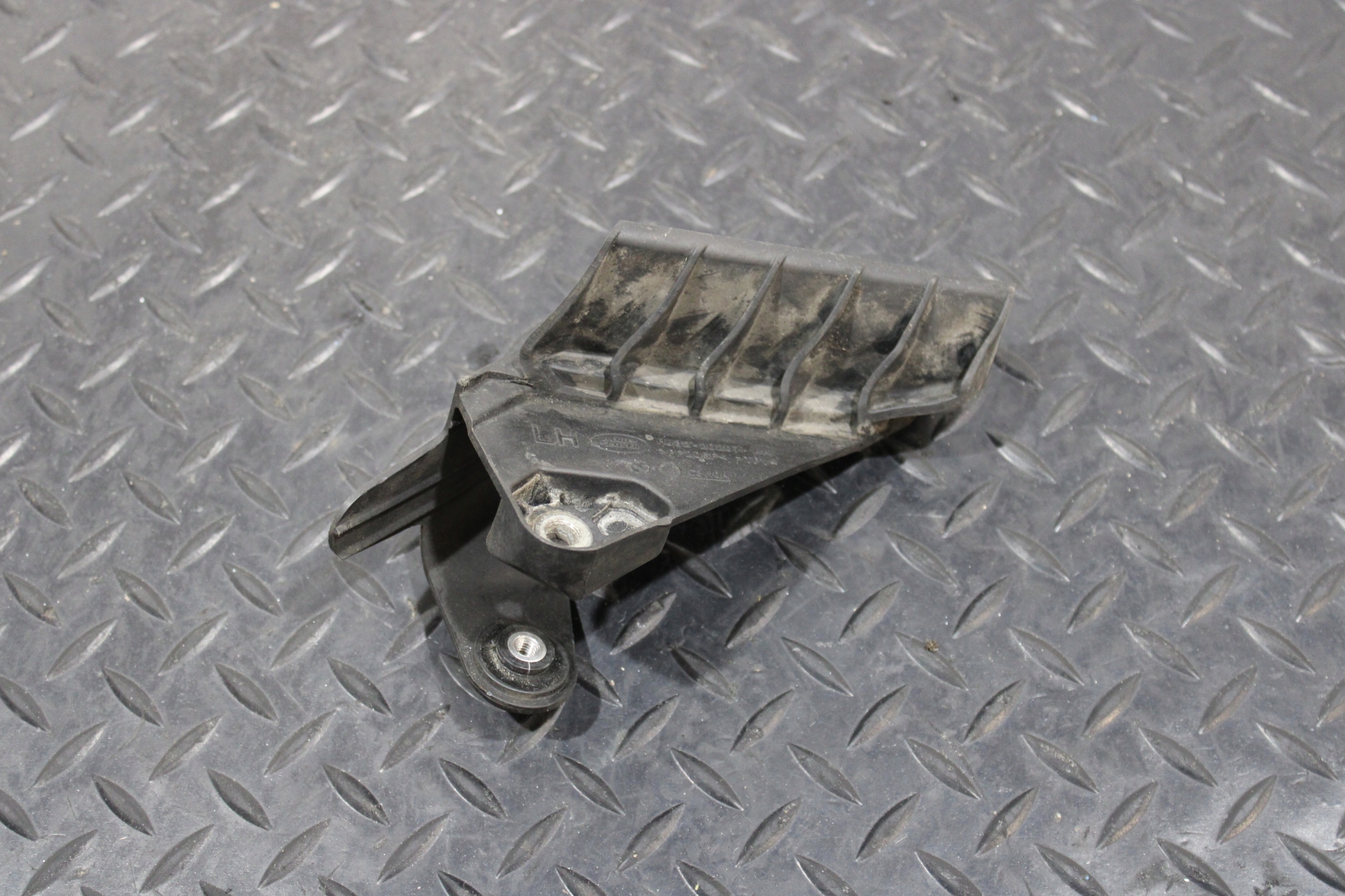 holder bracket left front RANGE ROVER EVOQUE L538 LIFT HJ32-2D207-AA