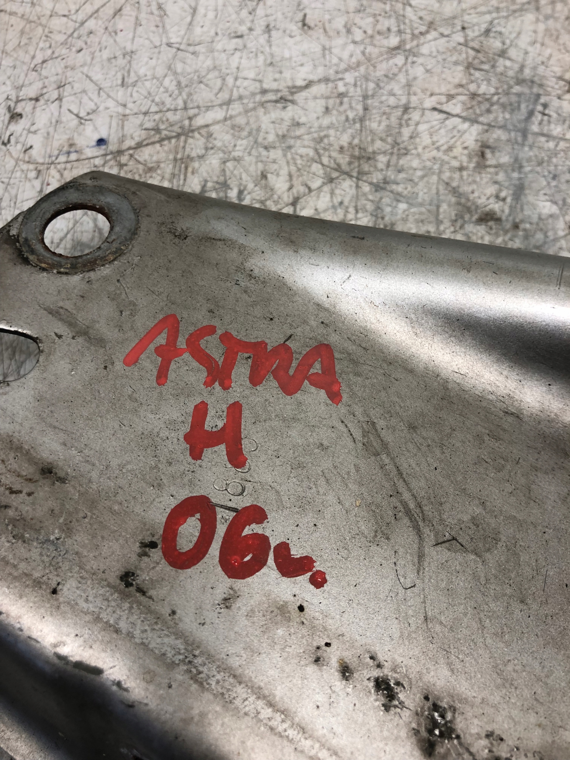 kryt držák stěny předního OPEL ASTRA H