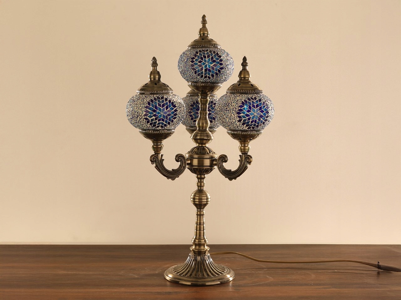 Stolová lampa – tri tienidlá, viacfarebná