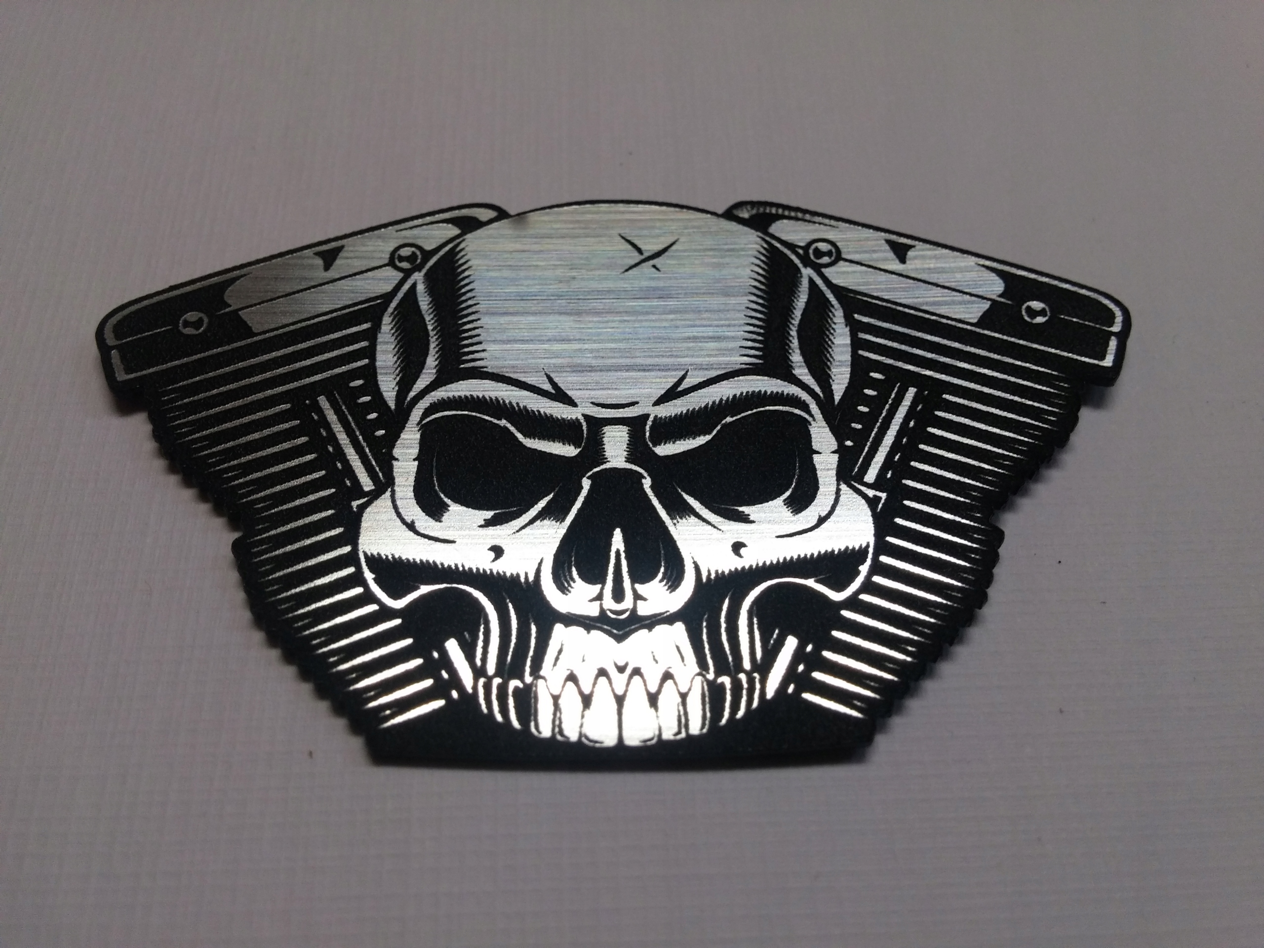 

Czacha Skull naklejka na motor 64 x 40 mm *srebrna