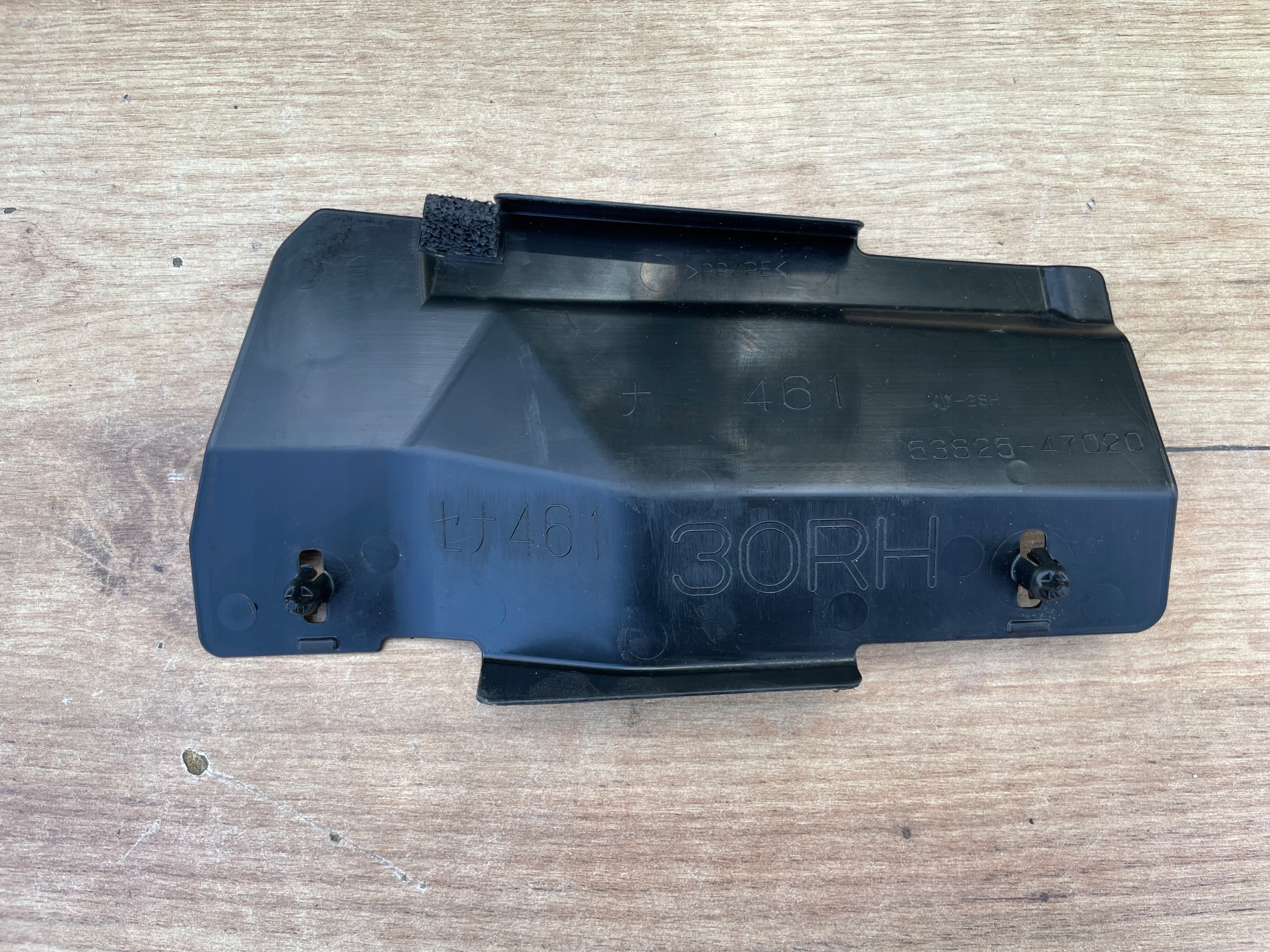 PRIUS 3 plus + Kryt blatníka pravá 53825-47020