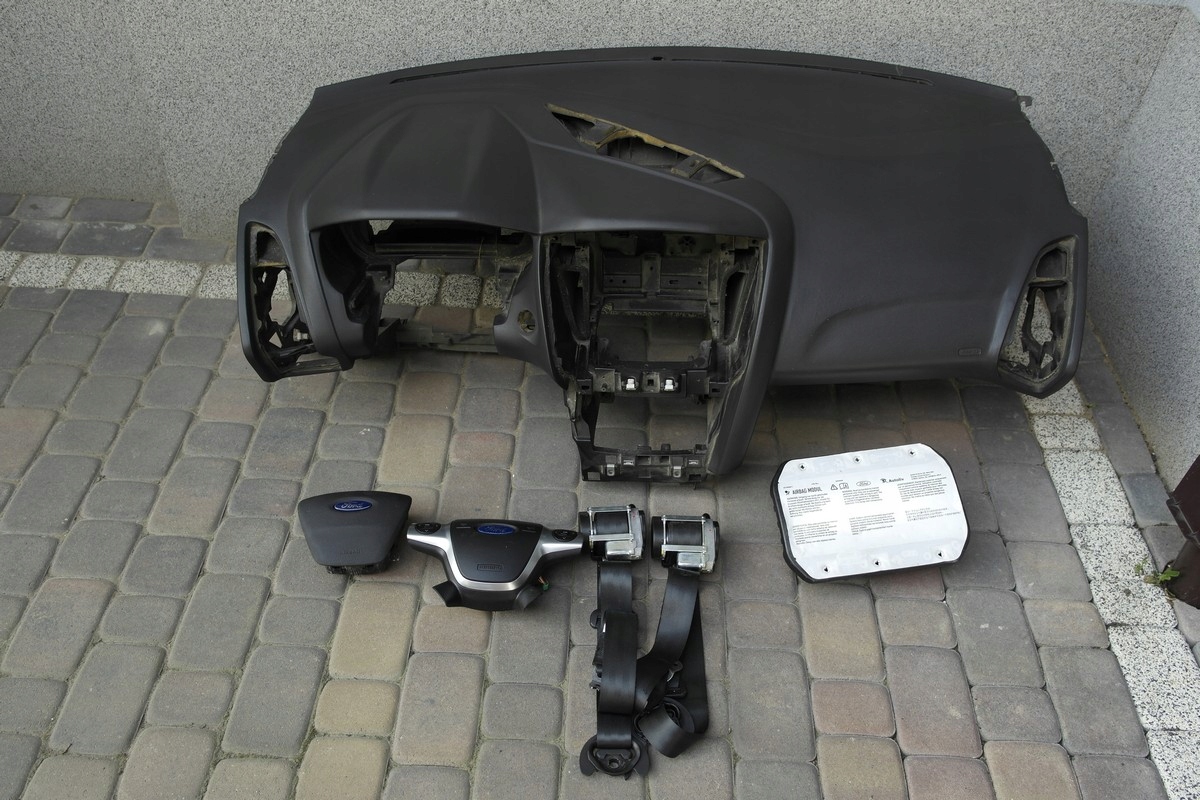 FORD FOCUS MK3 ST DESKA KONSOLA AIRBAG PULPIT KOKPIT PÓŁKA PAS PASY
