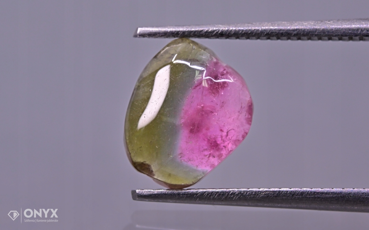 Turmalín konvexní nepravidelná dlažba 8,5x7 mm