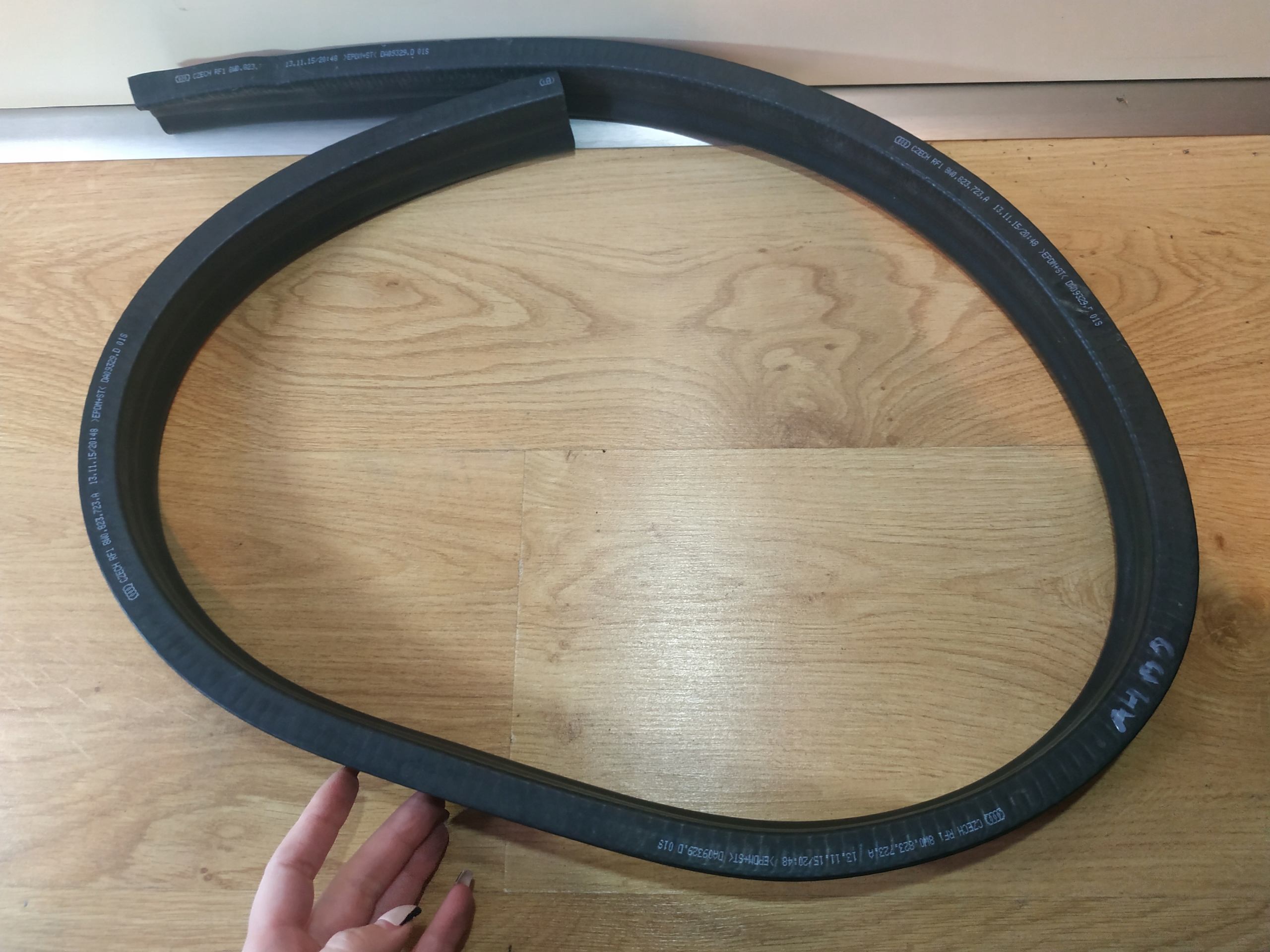 8W0823723A USZCZELKA KOMORY SILNIKA AUDI A4 B9 8W