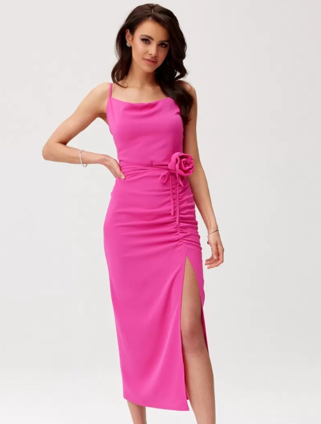 Maribel – midi šaty s nařasením a ozdobnou růží amarant 42