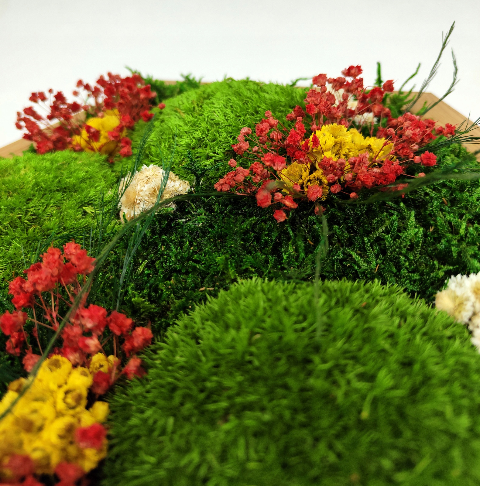 WIOSENNA DEKORACJA Z ROŚLIN STABILIZOWANYCH I MCHU Wysokość produktu 26 cm