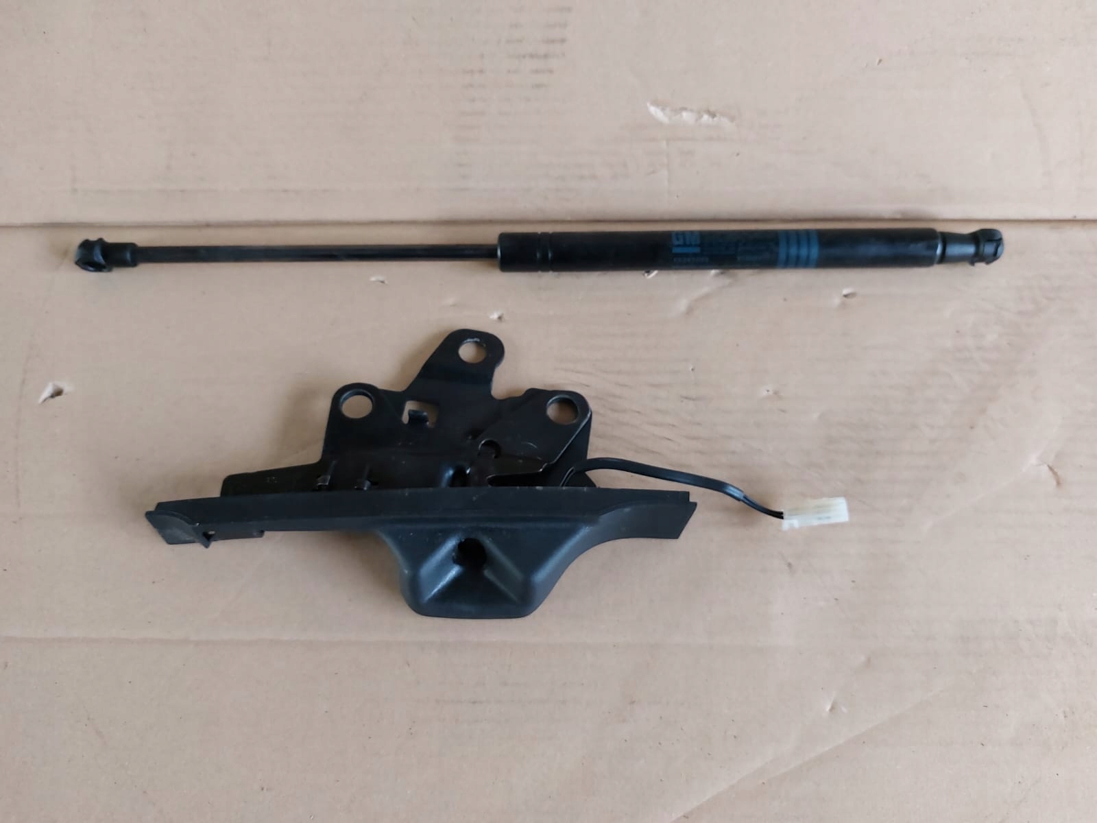 Zamek rygiel dachu lewy Opel Astra H III CABRIO