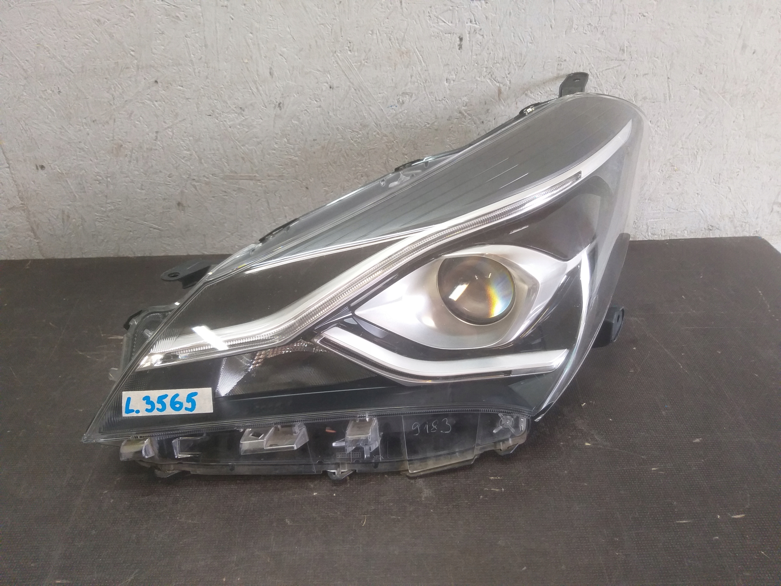 LIGHT FRONT LEFT TOYOTA YARIS III 3 LIFT 17- LENS LED