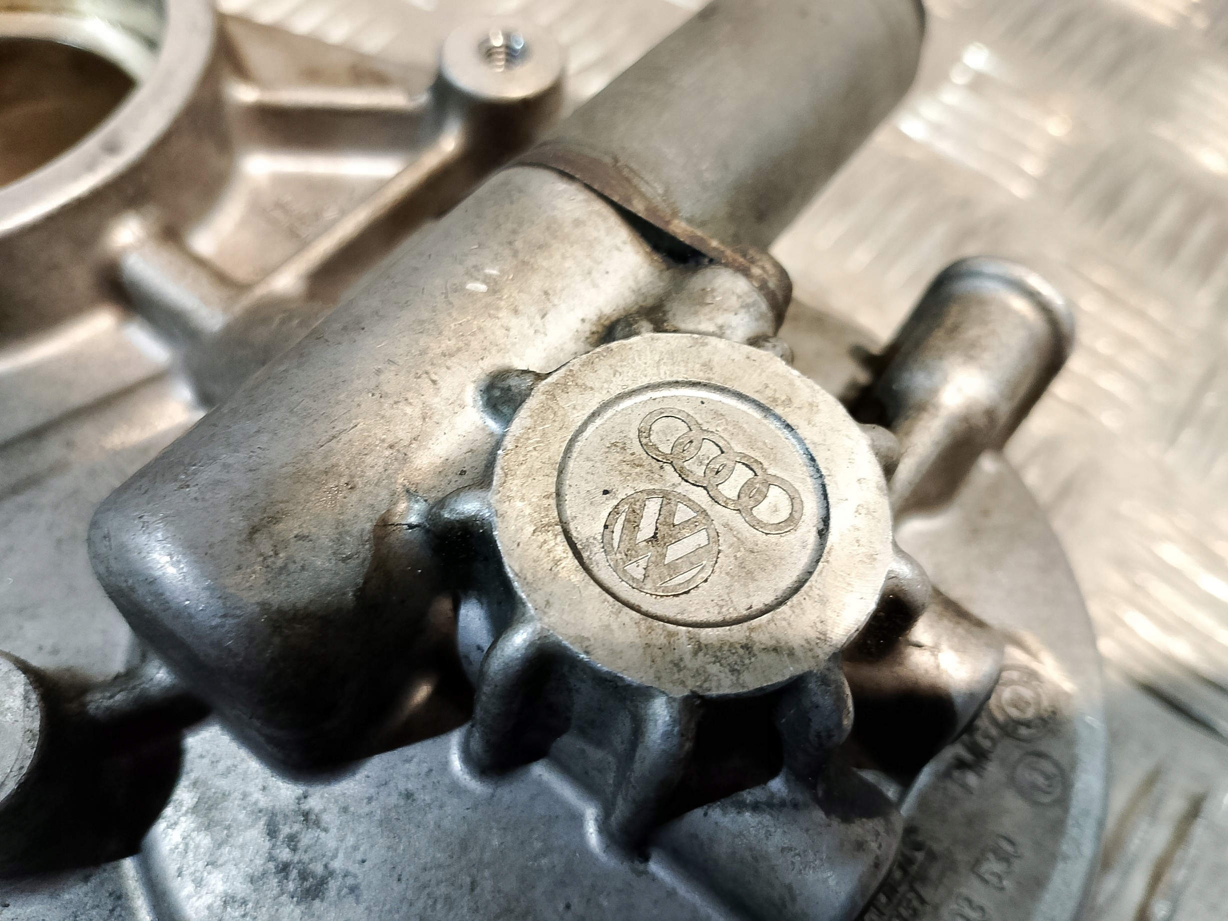 Couvercle carter distribution AUDI A4 B6 2.0 FSI 06D103530Q