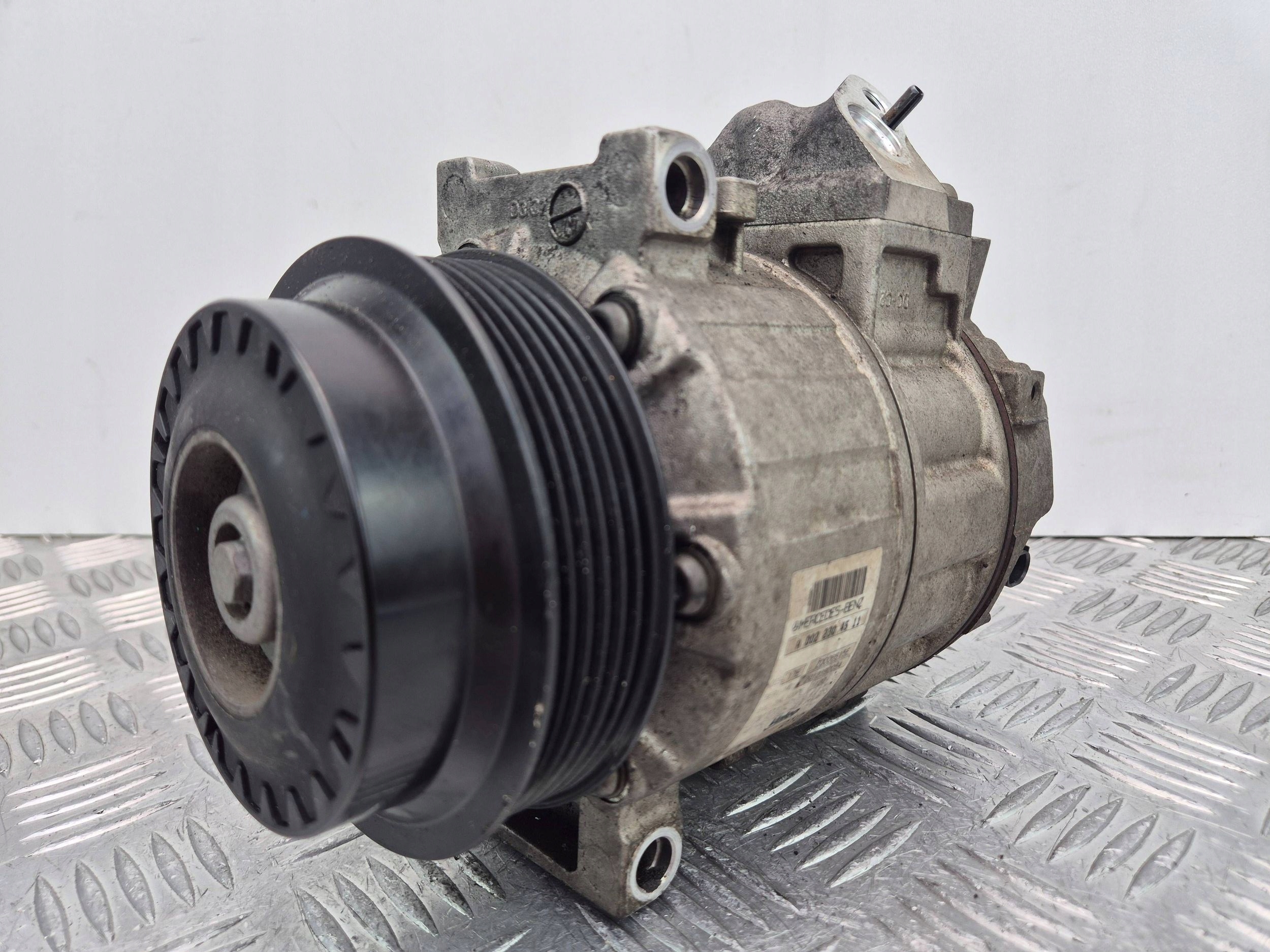 Mercedes E200 CGI W212 compressor; compressor of the air conditioning A0022304511