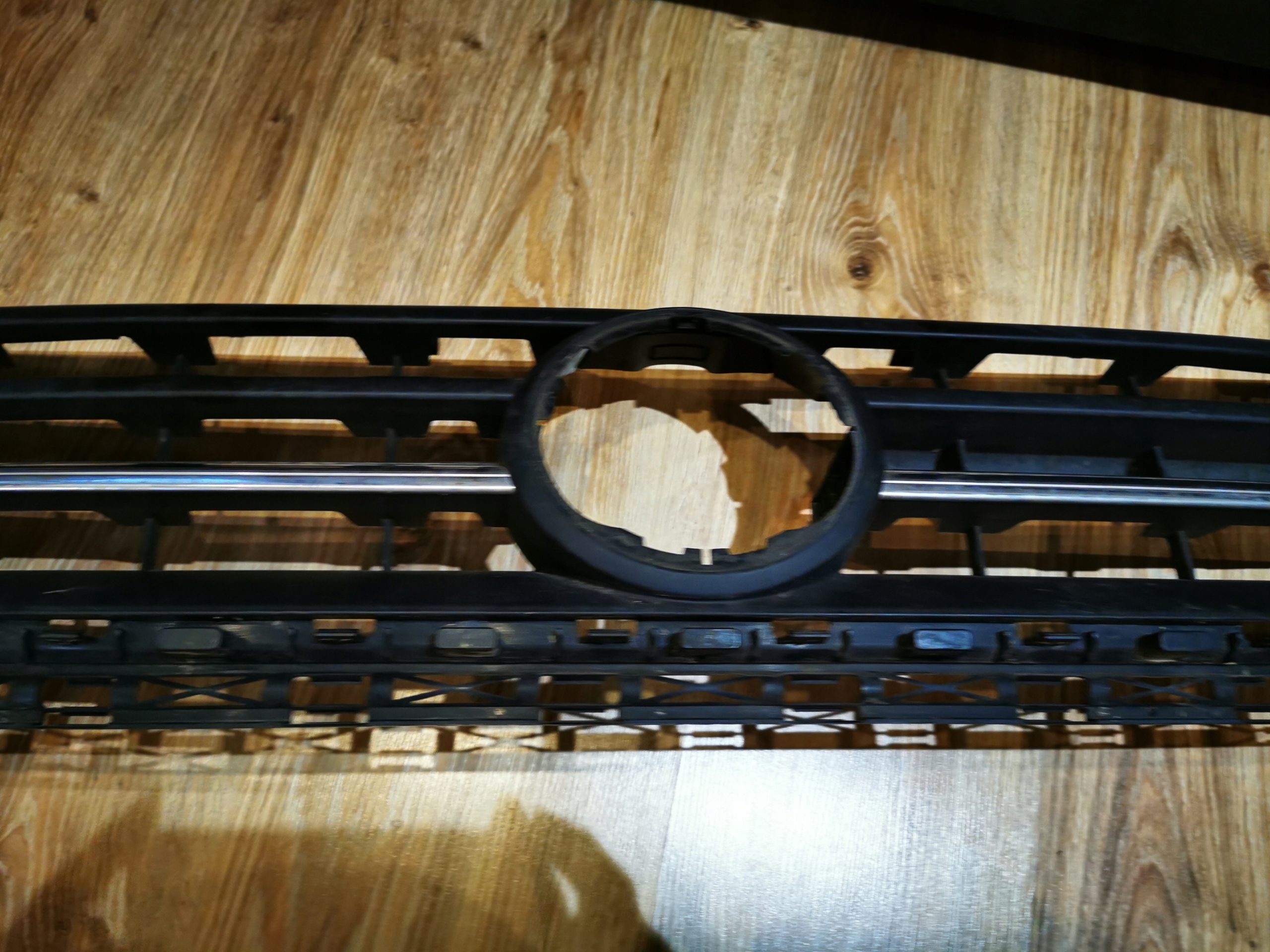 VW Caddy III Atrapa Grill 2K5 15 20 Installation side Front