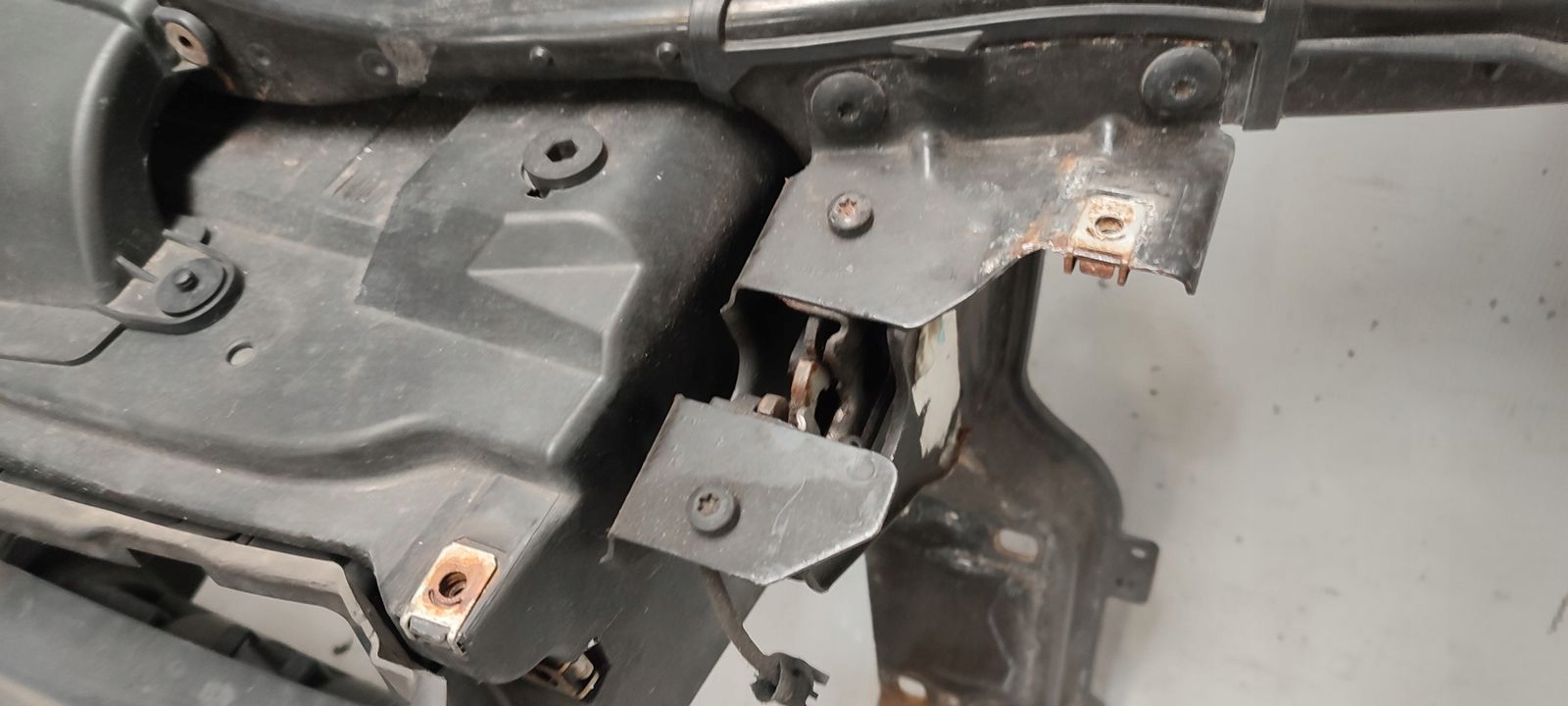 support panel for radiators pillar iron BMW E90 E91 2,0i