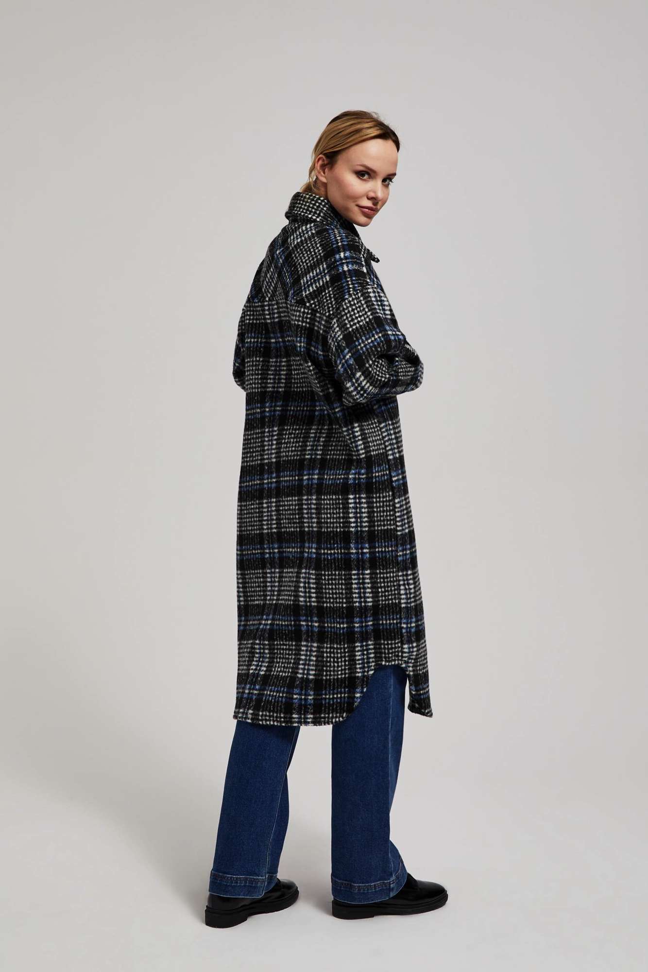 Długi płaszcz w kratę M od MOODO Rozmiar M