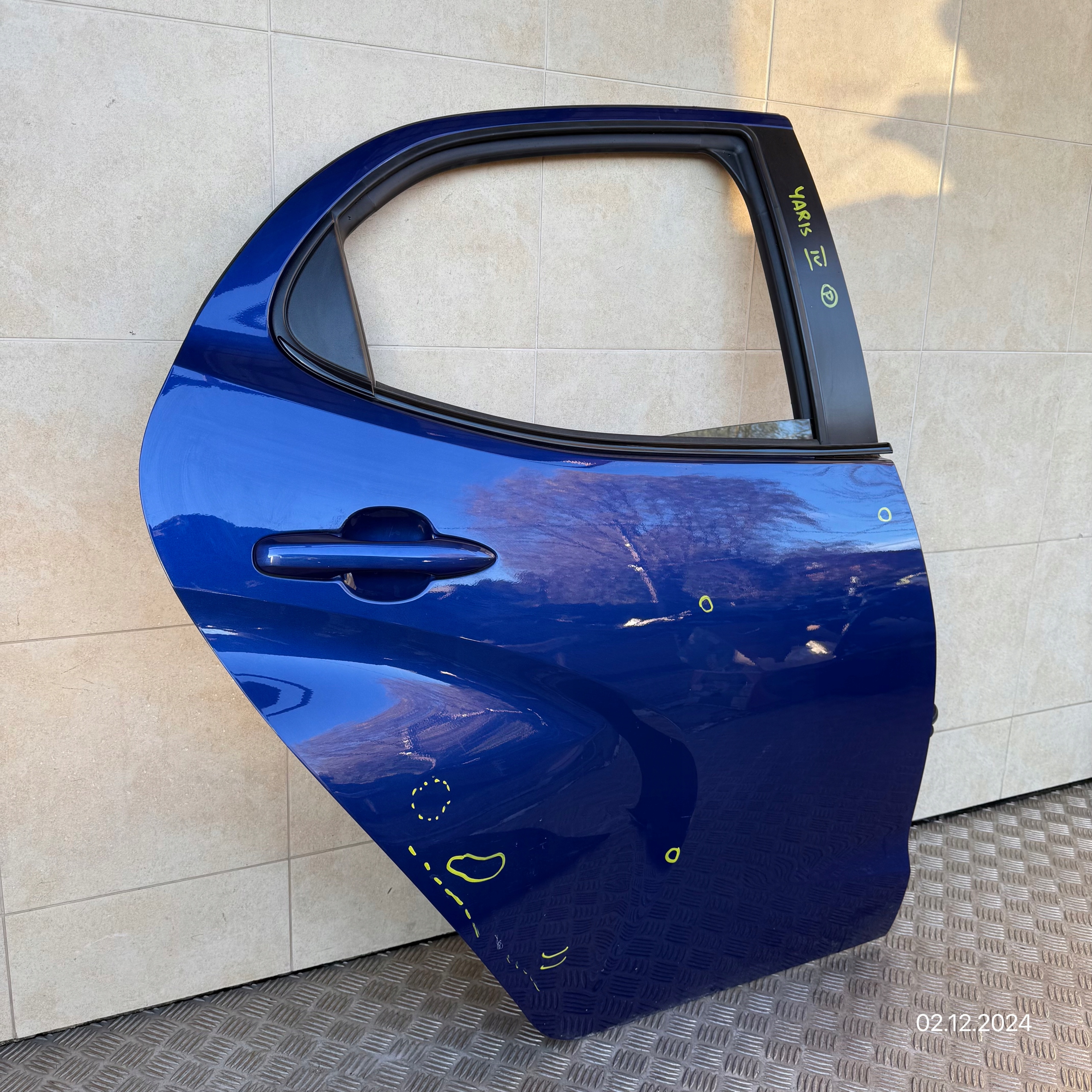 DRZWI KOMPLETNE TYLNE PRAWE TOYOTA YARIS IV 2021 ROK Kolor do lakierowania